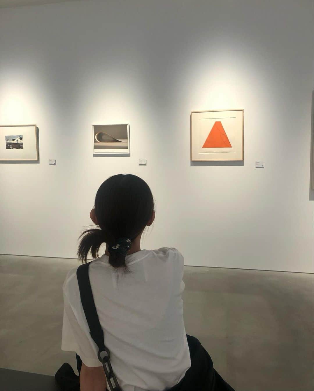 美月リカのインスタグラム：「6/24に開催されるアートオークション『NEW 004』のオープニング・レセプションへ。  Keith HaringのアンディマウスやDavid Hockneyのスイミングプールなどの有名作から大竹伸朗や日本の現代アーティストの作品も沢山でありました🫡」