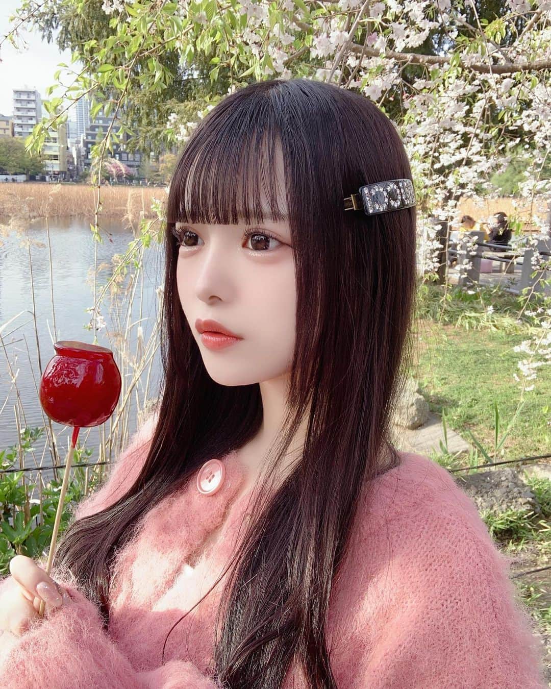 心花りりさんのインスタグラム写真 - (心花りりInstagram)「𓈒 お花見行ってきたときの𓍯 いつもいちご飴買うのだけど この日はりんご ...