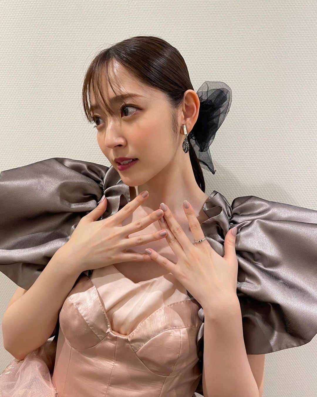 鈴木愛理さんのインスタグラム写真 - (鈴木愛理Instagram)「✴︎ #アニソンでしょでしょ ⁡ アニメ「推しの子」OP主題歌  ♪アイドル/YOASOBI ⁡ ついに私も、 覚悟を持ってカバーさせていただきました。 公開日から、本当にたくさんの方に見ていただいていて、楽曲と作品の強さを感じております。 ⁡ なんだか勝手にこの曲は本当にカバーできる気がしなくて(難易度だけではない、重みを感じて)、 実は三回くらい断りました🤣 ⁡ ⁡ でもいざやるなら本気で、と歌ってみたら 自分の中で"アイドル"という言葉には こんなにもプライドと責任と人生の重みがかかるものなんだなぁと、改めて気付かされて 少し嬉しくなりました。 ⁡ ⁡ この曲は アイというアイドル自身の気持ちでもありながら、客観視された言葉に受け取れる所もあり、ふと人間ぽさが見え隠れする所もあるなぁと、アイドルを経験してきた身には感じて。 さらにそれをその経験してきた身の私が歌うのであれば、"ただただアイドルな存在で歌うより、アイドルも人間なんだっていう魂の叫びが滲めば良いなぁ"という考えに至り、 ⁡ 衣装ヘアメイク、歌い方全て 29歳等身大で臨みました。 ⁡ それと同時に 多分現役ハロプロの時のわたしは 良くも悪くもまだこういう解釈に至らなかっただろうなぁとも、なぜか思います。 ⁡ ⁡ 推しの子ファンでもある私からすると、 アイちゃん的な "ザ・アイドル、オンステージ"な見た目で歌うのはB小町の歌う『サインはB』がいつか歌えた時かな〜と思っているんだぁ🥰 (予定はまだないけど) ⁡ ⁡ これを歌うと決めた日から公開まで ドキドキしすぎて変な感覚だった、、、笑  そしてやっぱり、YOASOBIさんは天才的すぎるし、本当に難しい曲ばかりで頭抱えます。本当に尊敬です。毎回勉強させていただくことばかりですが、とても楽しく履修させていただいております。 ⁡ 今回のカラオケ音源には、コーラスが一切入っていなかったので、全て自分で入れさせていただきましたが、それもまた難しくて楽しかった〜こんな音にハモで行くんだ？！できるわけないぜ！ハハハハハ〜とか独り言言いながら録りました😊 ⁡ 本当、日々勉強です。 すごく楽しい！！！！！！ ⁡ ⁡ アイドルという言葉の定義がぐんと広がった現代。 色んな現役アイドルのみんなが、自分に胸を張って活動できますように！！！ ⁡ ⁡ 誰だって唯一無二の、天才的なアイドル様！！！！！ ⁡ #最近の衣装たち dress  @_maria_ellie earring,ring  @abiste_official ⁡ #YouTubeのコメント欄で落ちサビを #鈴木愛理劇場と皆様が呼んでくれているから #その投稿しようと思ったんだけど #やっぱりそこは流れありきな気がしたので #YouTubeで見てください♡笑 ⁡ #他にもたくさん込めた歌い方のこだわりに気づいてくれているコメントを見かけるたび #とても嬉しく思います！！！！ ⁡ #私もまだまだやってやんよ✌️」6月16日 22時20分 - airisuzuki_official_uf