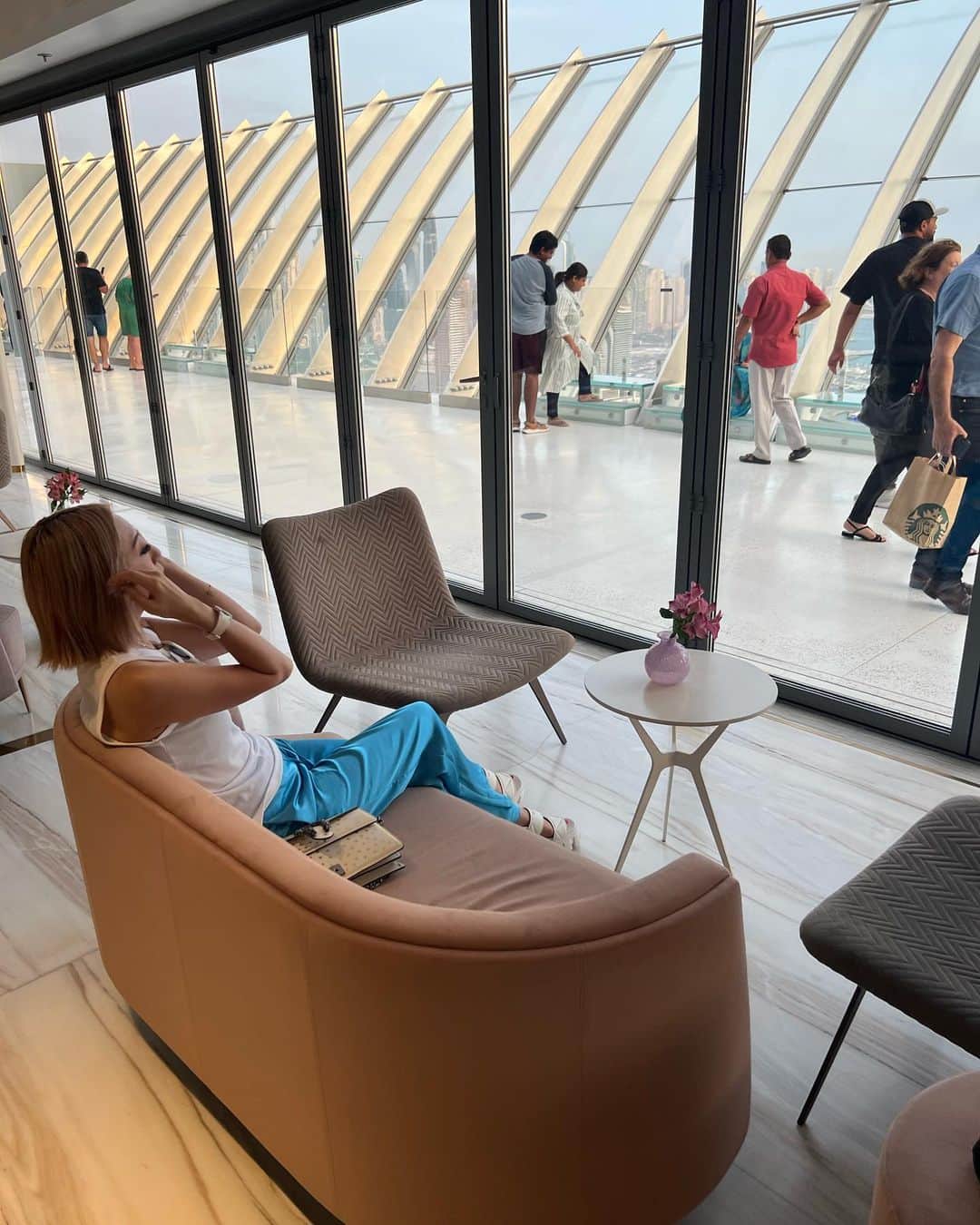 まきたんさんのインスタグラム写真 - (まきたんInstagram)「PARM view🥰 一望出来るんだよ🥰 vipで入ると並ばずにエレベーター🛗登れて1番上の柵がないところまで登れるのと、 vip loungeがあって、お菓子と🍪champagneやカクテルが飲める🍸 夕陽を見ながら素敵な空間☺️ どーせ行くならのんびり出来るしvipがおすすめ💋 #Dubai #PARM」6月16日 22時13分 - makitan.investor