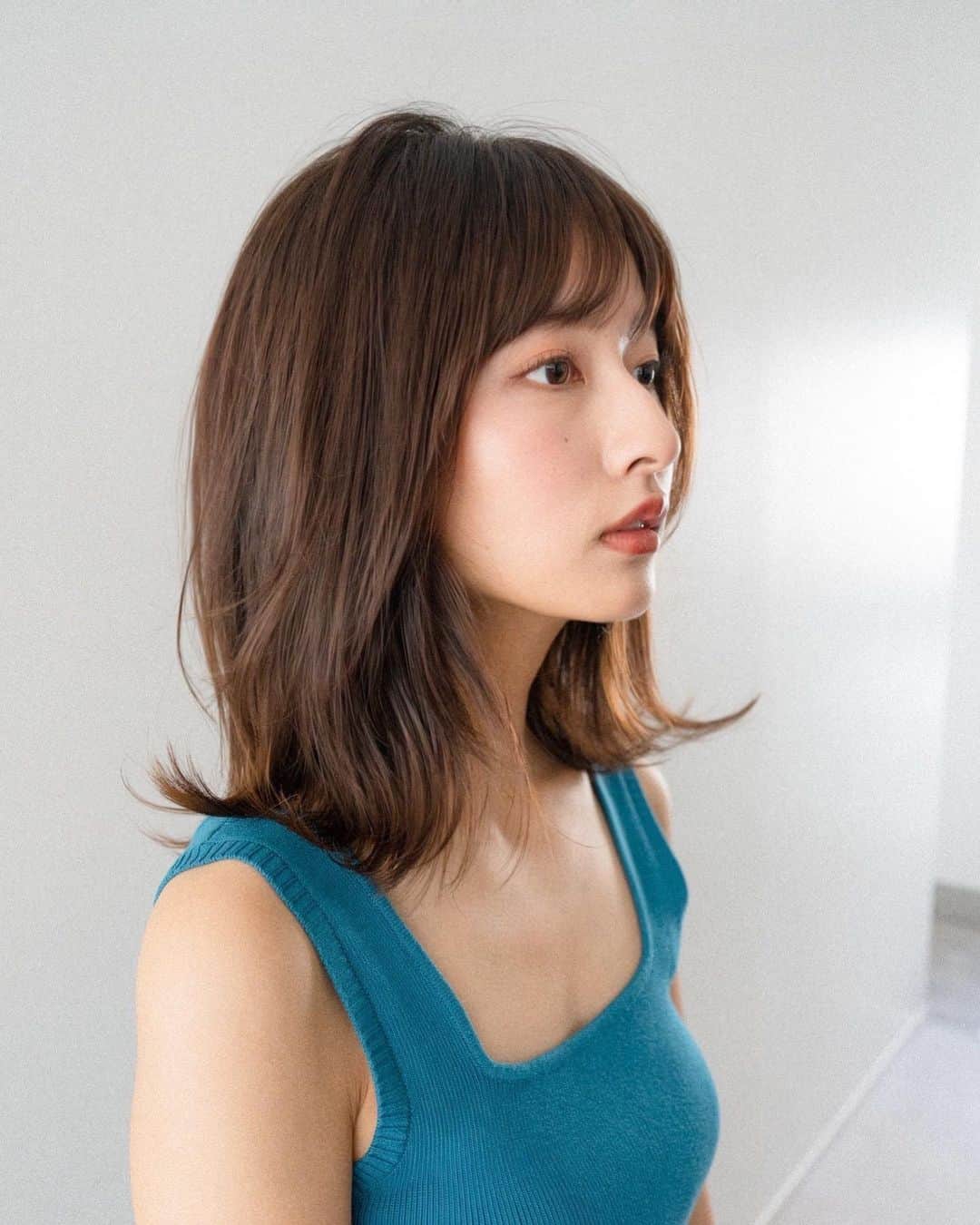 齋藤純也のインスタグラム：「ミディアムレイヤースタイル✂︎  柔らかい毛先の動きと束感のあるデザインがこだわりです 骨格と輪郭と髪質に合わせて誰よりもその人らしくデザインします♪  ✴︎PRICE✴︎ カット✂︎7700円 カラー✂︎7700円  カットなしの場合シャンプーブロー料金+2200円 カラーはトリートメントin処方で圧倒的な艶感と手触りをプラスします。 ブリーチor3Dハイライト施術はプラス7700円です。 パーマ✂︎7700円 トリートメント✂︎種類多数によりカウンセリングで決めさせていただきます。5500円〜11000円 縮毛矯正✂︎17600円、前髪のみは6600円 ・ ネット予約が×の所もお電話かDMで時間調整できますので気軽にご連絡ください！ kelly.表参道本店　A1出口より徒歩45秒 東京都渋谷区神宮前5-2-5 JY表参道ビル２Ｆ kelly. ・ ・ ✔️群馬県伊勢崎市で出勤するスケジュールは隔週水曜日です。 群馬店は料金が異なります、お問い合わせください 群馬のご予約はＤＭまたは ホットペッパービューティーで  kelly. by L.O.G 検索✂︎ 在籍日程が少なくて申し訳ありません。 薬剤は最新のものを揃えました 群馬県伊勢崎市宮前町146-1」