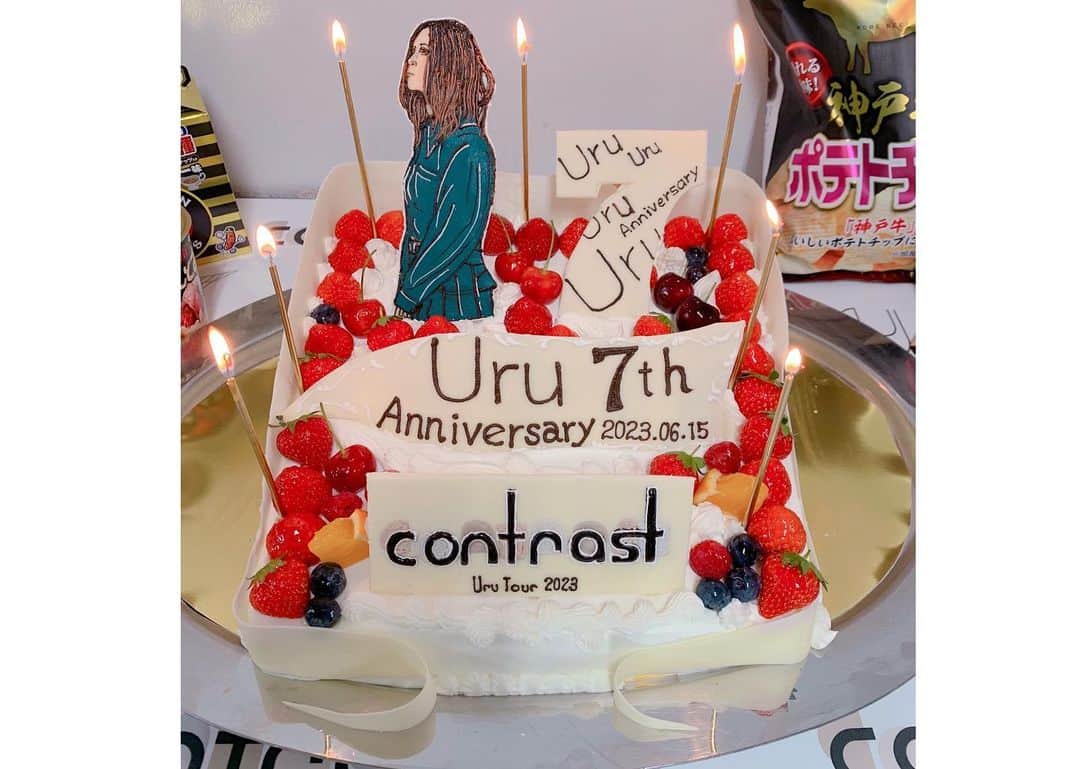 のインスタグラム：「兵庫公演、ありがとうございました とてもオシャレな会場でした 緊張しましたが、みなさんの温かい拍手、嬉しかったです  スタッフさんが7周年のケーキを用意してくださいました嬉 来てくださったみなさん、 応援してくださったみなさん、 本当にありがとうございました 次は大阪！　 #contrasttour  #uru」