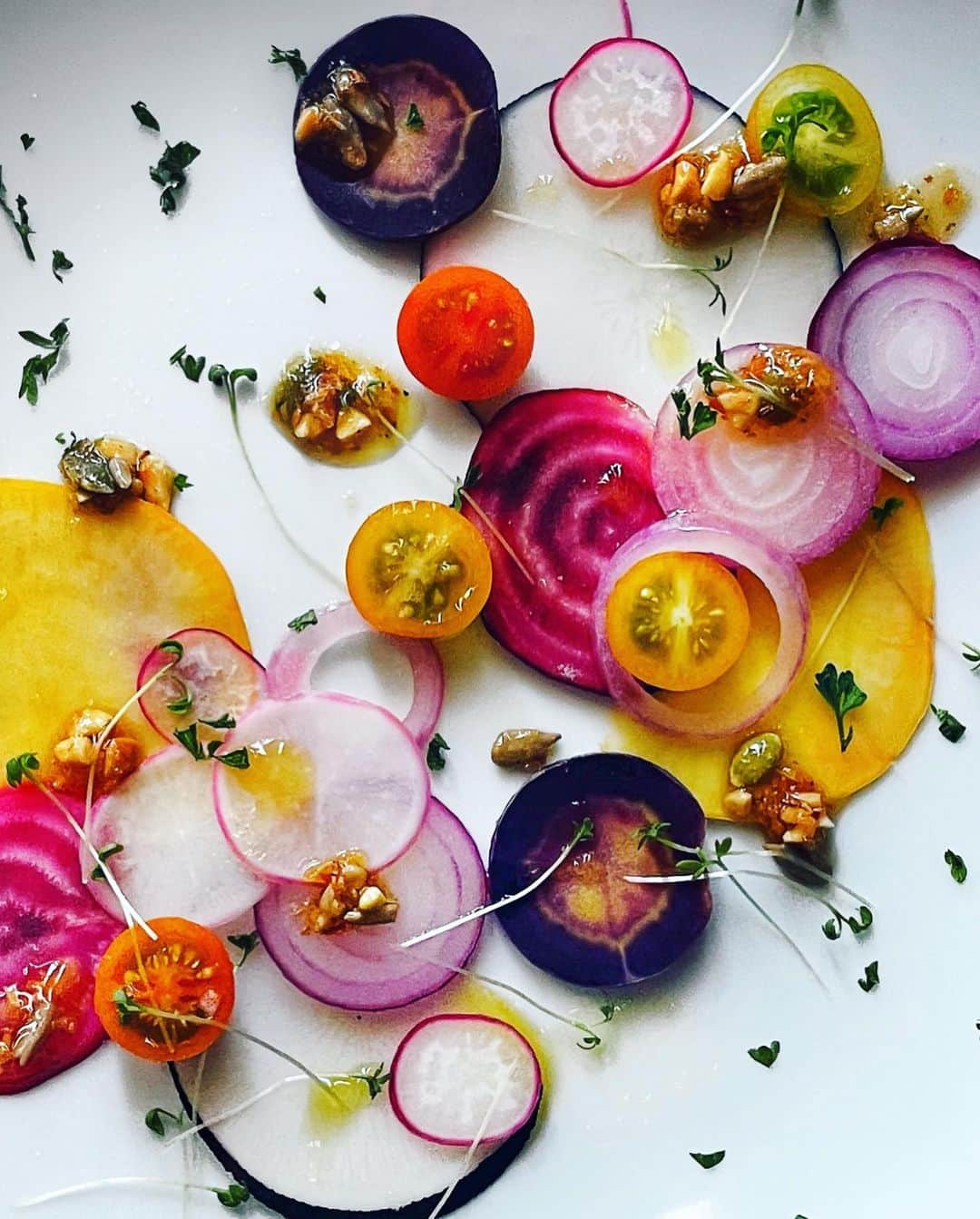 Chinamiさんのインスタグラム写真 - (ChinamiInstagram)「Colorful salad スライスしたお野菜を、数分蒸して並べるだけの簡単サラダですが、手軽な割に家族に大好評で嬉しかったです♪ ドレッシングは、炒った撹拌ナッツをオリーブオイルに漬け込んだものを使いました。スプラウトをパラパラ振り掛けて、あとはお塩を一振りで、できあがりです🙆🏻‍♀️  DMより、お優しい方々から家庭菜園の様子をもっと見たいとお声をいただきましたので、現状報告をさせていただきます。👩‍🌾🌿  畑は地面に畝を作るタイプではなく、囲いを作って土を入れるレイズドベッド栽培にしています。排水性や通気性、腰痛無しなどの面でメリットが多いです。  この時季気をつけていることは、雨の湿気による蒸れ対策です。あまり株間を作らないよう密植栽培しているので、蒸れは大敵です。いつもは最後の写真のように防虫ネットでプロテクトしていますが、時々風通しを良くするためにネットを外して下葉処理や葉かきをしています。  さて、ようやくキャベツが結球してきました！小さなキャベツが葉を巻いていく様子は、とても神秘的です。普段何気なく食べているお野菜ですが、育ててみると食事の重みが変わってきて、よく味わって食べるようになりまし。🌿 今日も様々なことに感謝です。  わわ、またまたキャプション長くなってしまいました！ 最後まで読んでいただきありがとうございます。  #家庭菜園　#ポタジェ #野菜　#野菜作り #サラダ」6月16日 22時21分 - chinamiphoto