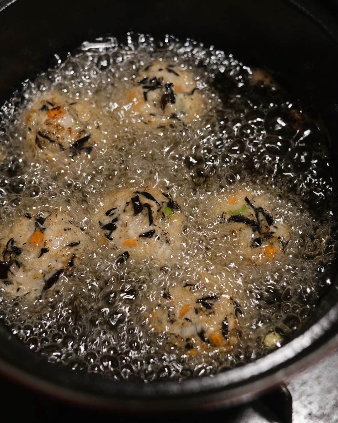 佐藤香菜さんのインスタグラム写真 - (佐藤香菜Instagram)「夏に作って食べるもの🍴 トマトを8mmくらいに輪切りスライス、2時間くらい 水にさらして辛みを抜いた刻み玉ねぎ、刻み青じそをのせて ホワイトバルサミコ&リンゴ酢&塩胡椒&オリーブオイルを 混ぜたドレッシングをかける。 お酢は2種類以上混ぜると味が深くなって美味しい。 夏になるとよく母が作っていたもの🍅  ...他　餃子、だし香るしいたけご飯 タコとアボカドとトマトのマリネ ケールサラダ 炒ったベーコンとクルミ しめじと卵と小松菜炒め、ヤムウンセン 鶏肉とひじき 薬味の香る揚げ団子」6月16日 22時28分 - kana__sato622