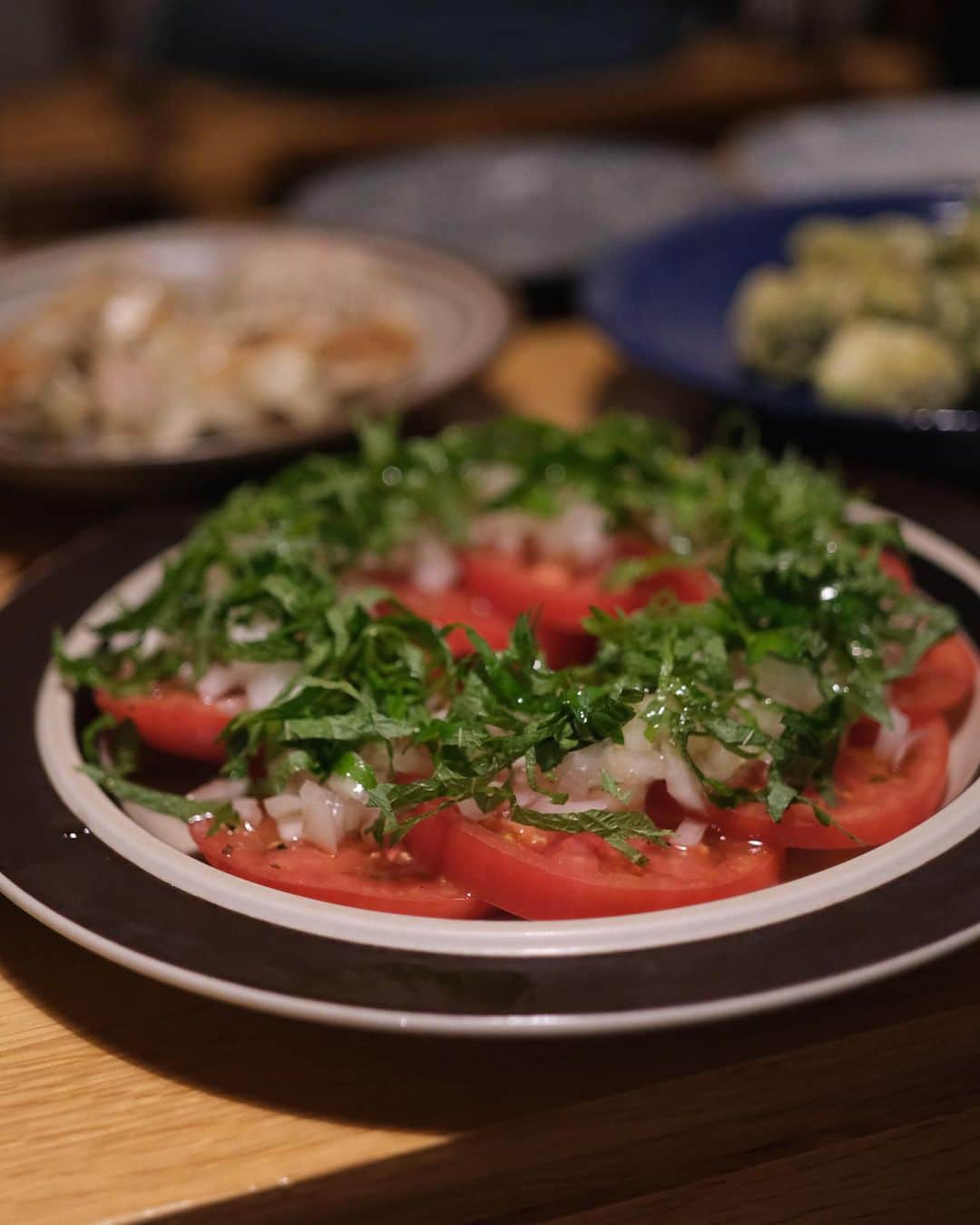 佐藤香菜さんのインスタグラム写真 - (佐藤香菜Instagram)「夏に作って食べるもの🍴 トマトを8mmくらいに輪切りスライス、2時間くらい 水にさらして辛みを抜いた刻み玉ねぎ、刻み青じそをのせて ホワイトバルサミコ&リンゴ酢&塩胡椒&オリーブオイルを 混ぜたドレッシングをかける。 お酢は2種類以上混ぜると味が深くなって美味しい。 夏になるとよく母が作っていたもの🍅  ...他　餃子、だし香るしいたけご飯 タコとアボカドとトマトのマリネ ケールサラダ 炒ったベーコンとクルミ しめじと卵と小松菜炒め、ヤムウンセン 鶏肉とひじき 薬味の香る揚げ団子」6月16日 22時28分 - kana__sato622