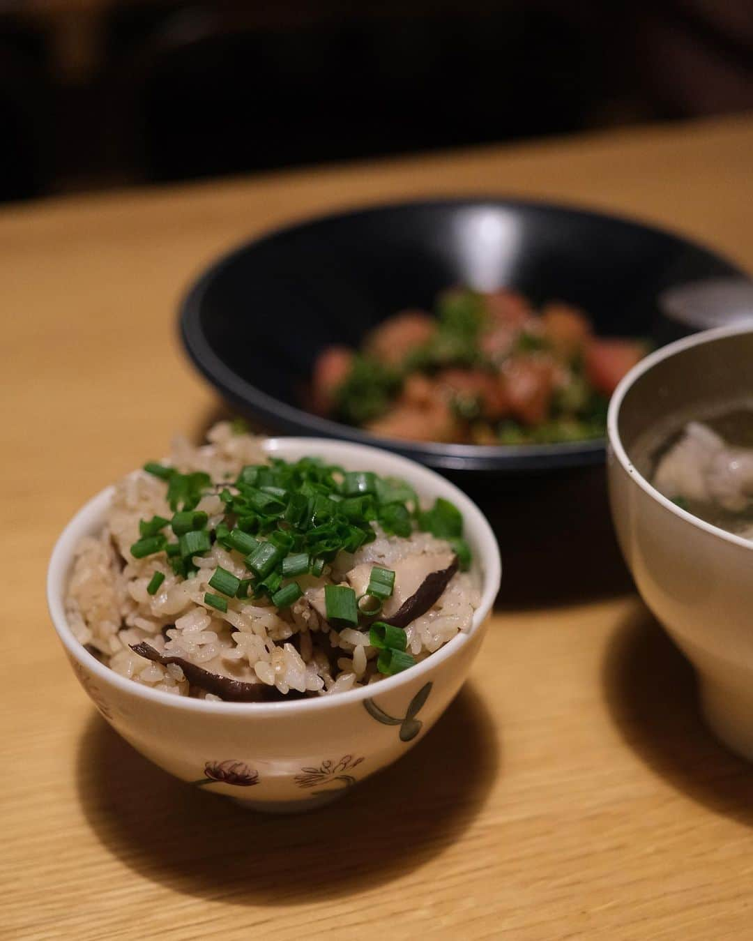 佐藤香菜さんのインスタグラム写真 - (佐藤香菜Instagram)「夏に作って食べるもの🍴 トマトを8mmくらいに輪切りスライス、2時間くらい 水にさらして辛みを抜いた刻み玉ねぎ、刻み青じそをのせて ホワイトバルサミコ&リンゴ酢&塩胡椒&オリーブオイルを 混ぜたドレッシングをかける。 お酢は2種類以上混ぜると味が深くなって美味しい。 夏になるとよく母が作っていたもの🍅  ...他　餃子、だし香るしいたけご飯 タコとアボカドとトマトのマリネ ケールサラダ 炒ったベーコンとクルミ しめじと卵と小松菜炒め、ヤムウンセン 鶏肉とひじき 薬味の香る揚げ団子」6月16日 22時28分 - kana__sato622