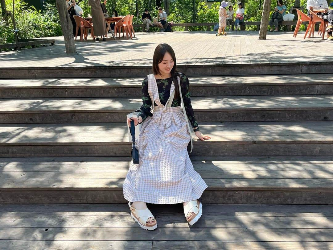 荒井レイラさんのインスタグラム写真 - (荒井レイラInstagram)「今日は良い天気でしたね☀️ ⁡ 水分不足だったのか 左足の中指だけが攣って 500mlを一気飲みしたのに 全然治りませんでした ⁡ 最近よく足裏が攣ります ⁡ なぜですかね ⁡ みなさんも熱中症と足を攣るのは お気をつけください🤞」6月16日 22時28分 - reira_arai_off