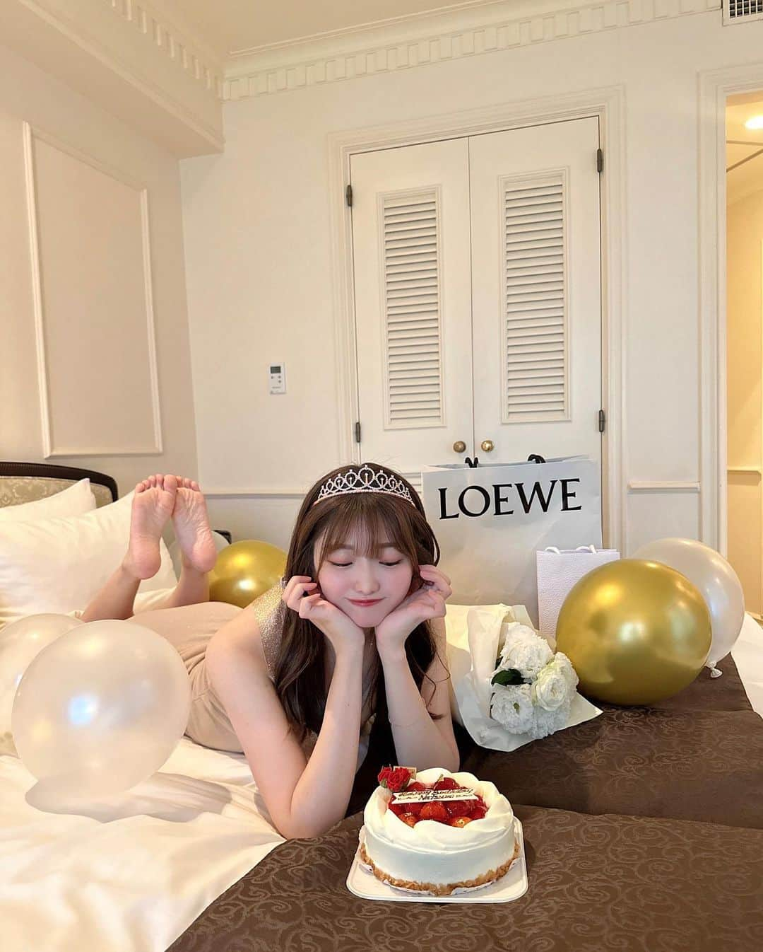 natsumiさんのインスタグラム写真 - (natsumiInstagram)「𝑀𝑦 𝐵𝑖𝑟𝑡ℎ 𝐷𝑎𝑦…🎂♡⸝⋆ ㅤㅤㅤㅤㅤㅤㅤㅤㅤㅤㅤㅤㅤ たくさん『おめでとう』って メッセージありがとうございます✨♩ ㅤㅤㅤㅤㅤㅤㅤㅤㅤㅤㅤㅤㅤ 本当にしあわせものです☺︎♡ ㅤㅤㅤㅤㅤㅤㅤㅤㅤㅤㅤㅤㅤ だいすきな人たちとずっと 笑っていられたらわたしはそれで しあわせです…🤭 ㅤㅤㅤㅤㅤㅤㅤㅤㅤㅤㅤㅤㅤ 載せたい写真たくさんで大変なんだけど、、🤣‼️ ㅤㅤㅤㅤㅤㅤㅤㅤㅤㅤㅤㅤㅤ ㅤㅤㅤㅤㅤㅤㅤㅤㅤㅤㅤㅤㅤ ㅤㅤㅤㅤㅤㅤㅤㅤㅤㅤㅤㅤㅤ #6月生まれ #バースデー #ホカンス #ホカンスコーデ」6月16日 22時29分 - iskw_ntm