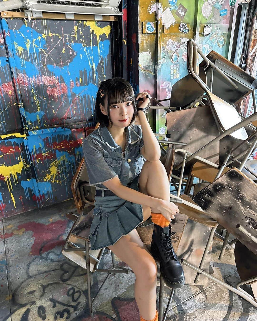 山田寿々のインスタグラム：「. ⁡ ⁡ ⁡ イライランデブーのPV衣装⛓🩶 ⁡ どうですか〜！可愛い〜？ PVの公開を楽しみに待っててください♡ ⁡ ⁡ #エアコン #うつってる 😅 #エアコンないと無理 😩🔥 #アイドル #pv衣装 #衣装 #アイドル衣装 #ボブ #ボブアレンジ #編み込み #編み込みアレンジ #外ハネボブ」