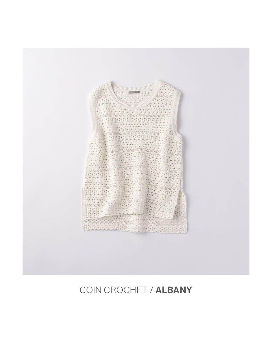 Theory luxe official account.のインスタグラム：「［BREEZY SUMMER TOPS］  表情豊かなクロシェ編みと透け感を楽しむラグジュアリーなスリーブレスニット  ナチュラルなクラフト感溢れるクロシェ編みのスリーブレスニット。 ざっくりとした編み地が多彩な模様を浮かび上がらせ、一点投入するだけで鮮度が上がるトレンドピース。 適度な透け感を生かし、インナーとのレイヤリングを楽しんで。  両サイドにスリットが入っているので、少し長めの着丈でもすっきり決まる。 同シリーズのスカートを合わせ、Iラインが引き立つロング＆リーンなセットアップスタイルに。  #theoryluxe #セオリーリュクス #セットアップ #透けニット #ニットセットアップ #サマーニット #ニットタンク #ニットスカート #クロシェニット #リゾートスタイル #柄編みニット」