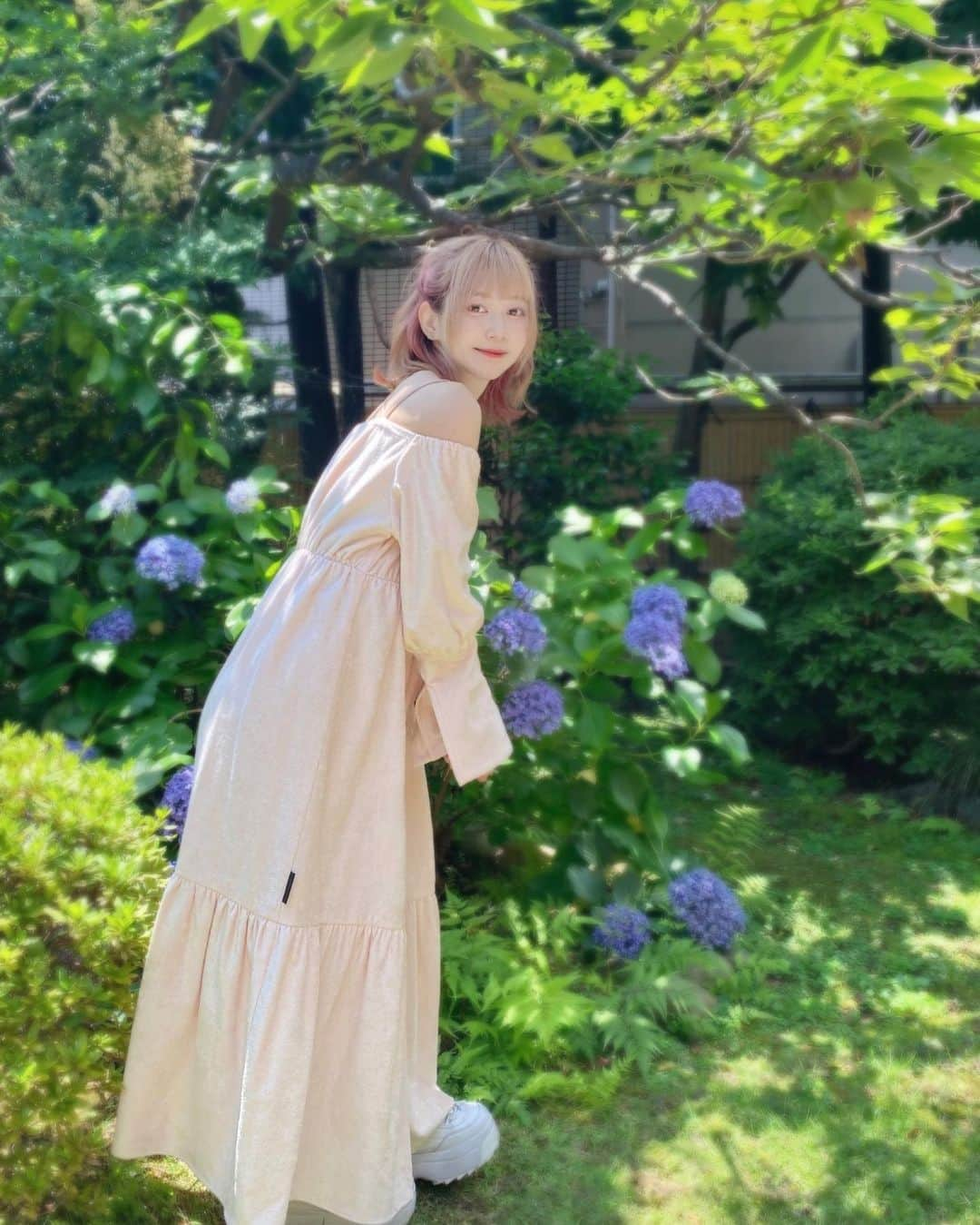 金久保マユ（ぼんぼん）さんのインスタグラム写真 - (金久保マユ（ぼんぼん）Instagram)「#PR 　　 今日は9月にオープンするお洋服のブランド、  #LEEWAY さんの展示会に行ってきました~！！ 　　 ぜんぶ今治タオルで出来てる洋服らしくて着心地めっちゃよかったし、部屋着にも出かける時にもぴったりで最高だった◎男性ウケも良さそう！わからんけど。  展示会って仰々しい雰囲気で緊張しちゃうんだけど、さすが今治タオルで作ってるだけあって雰囲気もゆったりめにつくられてて、古民家スペースだったから楽しくお洋服見れてよかった~🫶 　　  @LEEWAY.ME みんなも是非チェックしてねん◎  　　 #あじさい#部屋着#かわいい#ゆるコーデ#ピンク#派手髪#ポートレート#写真#撮影#撮影依頼募集中#今治タオル#おしゃれ#かわいい#ルームウェア#垢抜け」6月16日 22時26分 - kanakubo_mei