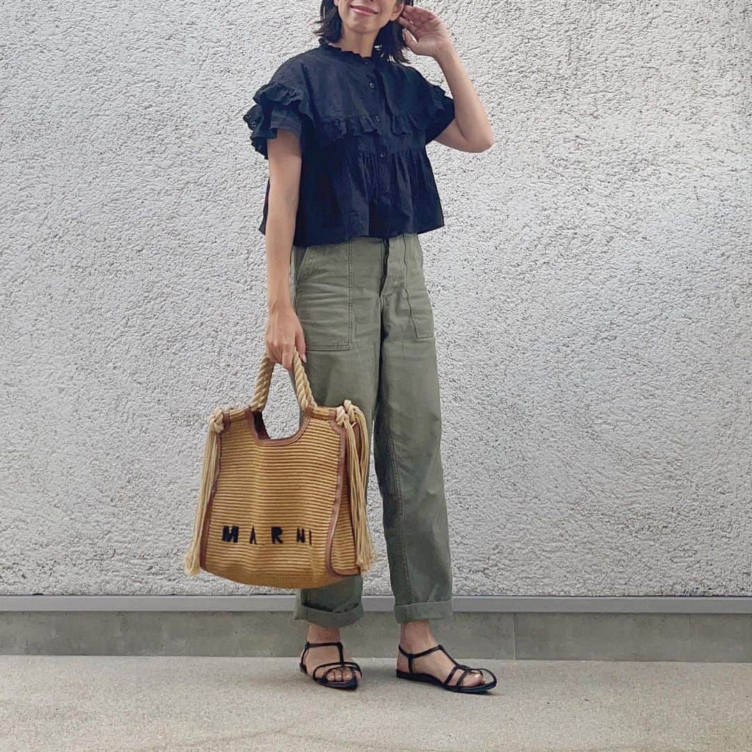 のインスタグラム：「お疲れ様の金曜日🥱  #カーゴパンツ #カーゴパンツコーデ  #フリルブラウス  #セーラーカラーブラウス  #セーラーカラー #今日の服 #シンプルコーデ #大人カジュアル #シンプルコーデ #岡山スタイリスト #岡山アパレルデザイン #大人カジュアルコーデ #骨格ナチュラル #おしゃれさんと繋がりたい #アラフォーファッション #きれいめカジュアル #きれいめコーデ」