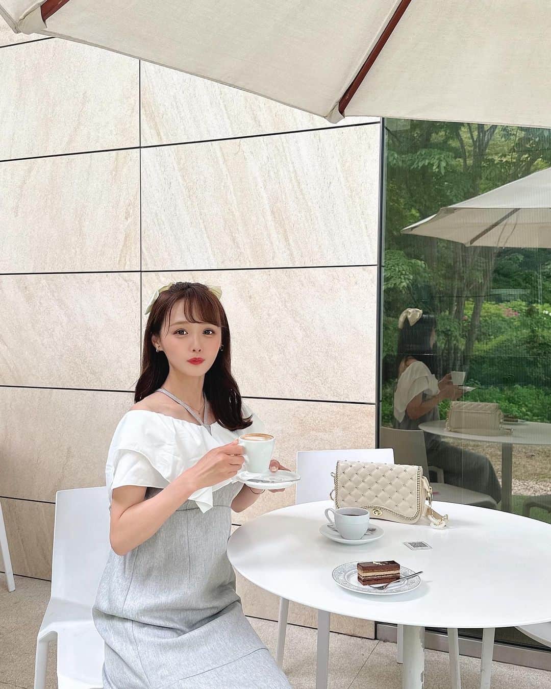 計良日向子（ひなひ）さんのインスタグラム写真 - (計良日向子（ひなひ）Instagram)「・ 東京都庭園美術館🥀🪞🤍 大好きなカフェでゆっくりしたよ♡ . . . だんだん肌を見せるお洋服を着ることが 多くなってきたから、 レジーナクリニックの脱毛体験に行って きたよ🫧 @regina_clinic . . . . 冷却機能を搭載したレーザー脱毛機を 導入してるみたいで、痛みに弱い私でも 医療脱毛なのに全然痛くなかった！💞 エステ脱毛と違って医療脱毛は また生えてくる心配もないよ🙆‍♀️🤍 しかもなんと、肌質・肌色・毛質に合わせて 最適な脱毛器を選んで使ってくれるみたいで オススメの脱毛サロンです♡ . . . #pr #脱毛 #医療脱毛 #全身脱毛 #レジーナ #レジーナクリニック #夏服コーデ #grl #グレイル #目黒カフェ #東京カフェ」6月16日 22時26分 - kerahinako1105