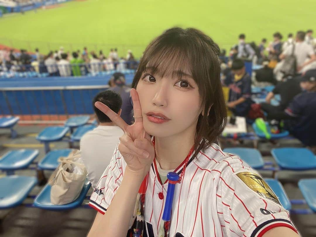 石原美沙紀のインスタグラム：「#オリックスバファローズ  戦 1戦目現地行ってきました🎀✩︎⡱ ま、まけほー☔️ 負けが続くことが増えても変わらず応燕じゃ〜❤️‍🔥 一昨日の現地に続いて本日もフル出場の青木宣親さんを見れたのでハッピーです！ 明日は勝ちますように！！！⚾️  #東京ヤクルトスワローズ　#まけほー　#神宮球場　#スワローズ　#ヤクルト　#野球　#野球女子　#ユニフォーム　#ヤクルトファンと繋がりたい #ヤクルトスワローズ #swallows    #燕女子  #アイドル  #selfie  #japanesegirl  #フォローミー #tokyo #yakultswallows #スポーツ観戦　 #さぁ行こうか #スポーツ女子　#野球好きな人と繋がりたい #青木宣親　#followme #プロ野球　#女優」