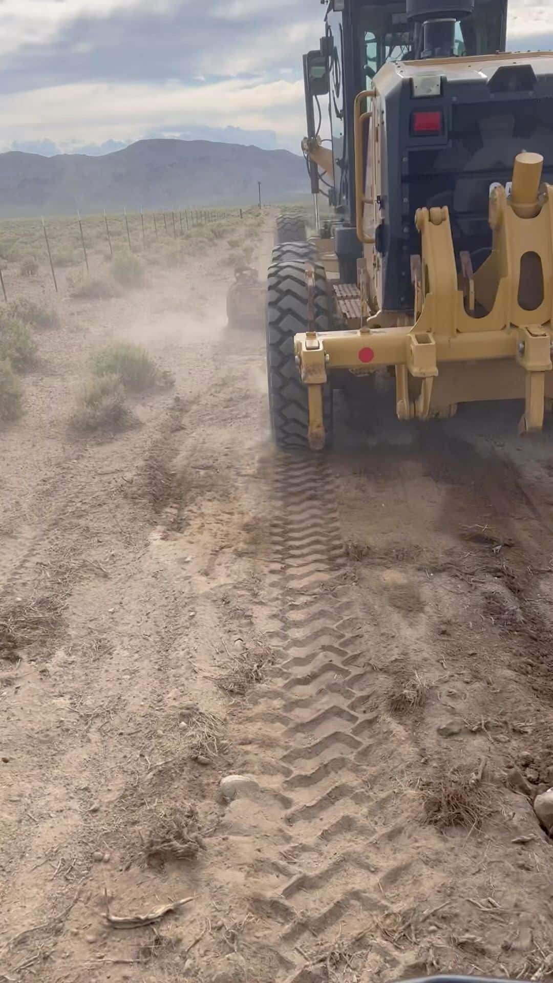 ストーン・コールド・スティーブ・オースチンのインスタグラム：「🔊⬆️ Justin Wilson Construction doing work at Parts Unknown, NV.  #construction #ranch #blade #road #desert  #4x4 #kawasaki #bruteforce750 #usa #america  @brandiewilson83   Motörhead  The Game」