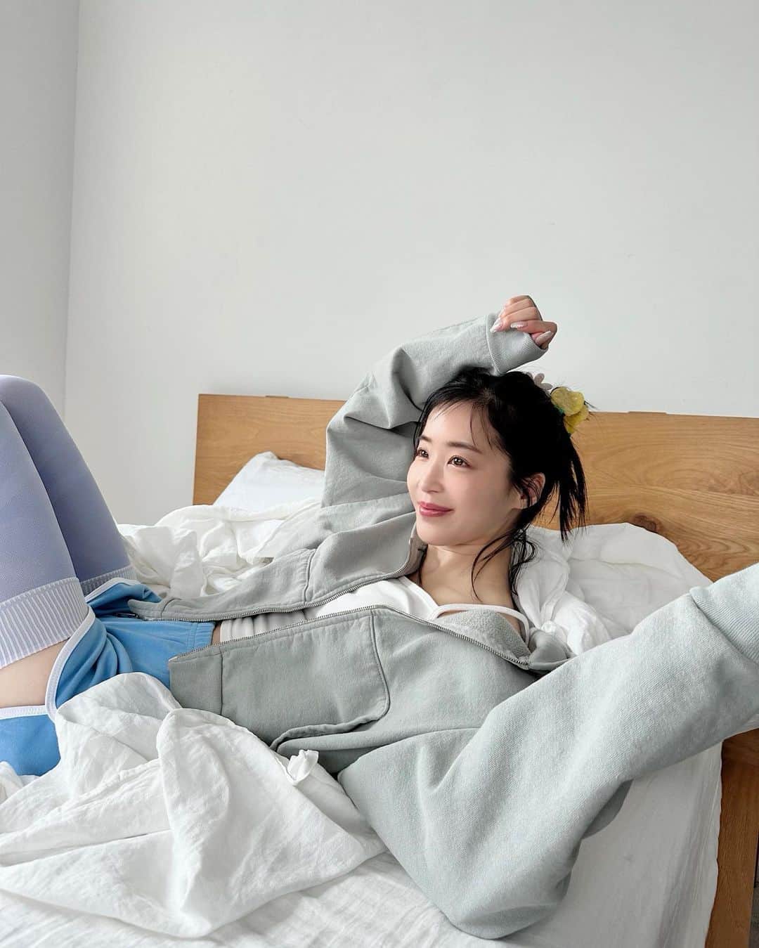 のインスタグラム：「【可愛いと思ったら🤍でコメントしてね】  ベッドでまったり♡癒しがすぎる 休井美郷さんオフショをお届け🛏️🐰  arwebでは 忙しい人＆ズボラさんにおすすめな 好きな人に会う前に使うべきアイテムを ご紹介してくれました👭👫👬  今週末にそんなご予定がある人は ぜひarwebをチェックしてみてください🫶  #休井美郷 #休井ちゃん #ar #arweb #美脚 #デート前 #デート前ルーティン #美女」