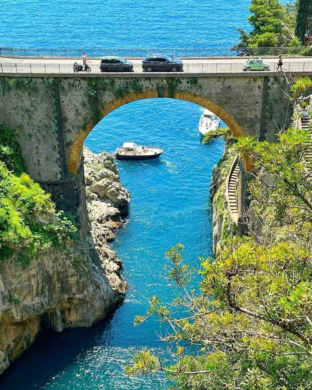 Seyda♥ Travel & Natureのインスタグラム：「Just amazing 💙🩵 #italy #amalfi 🩷❤️」