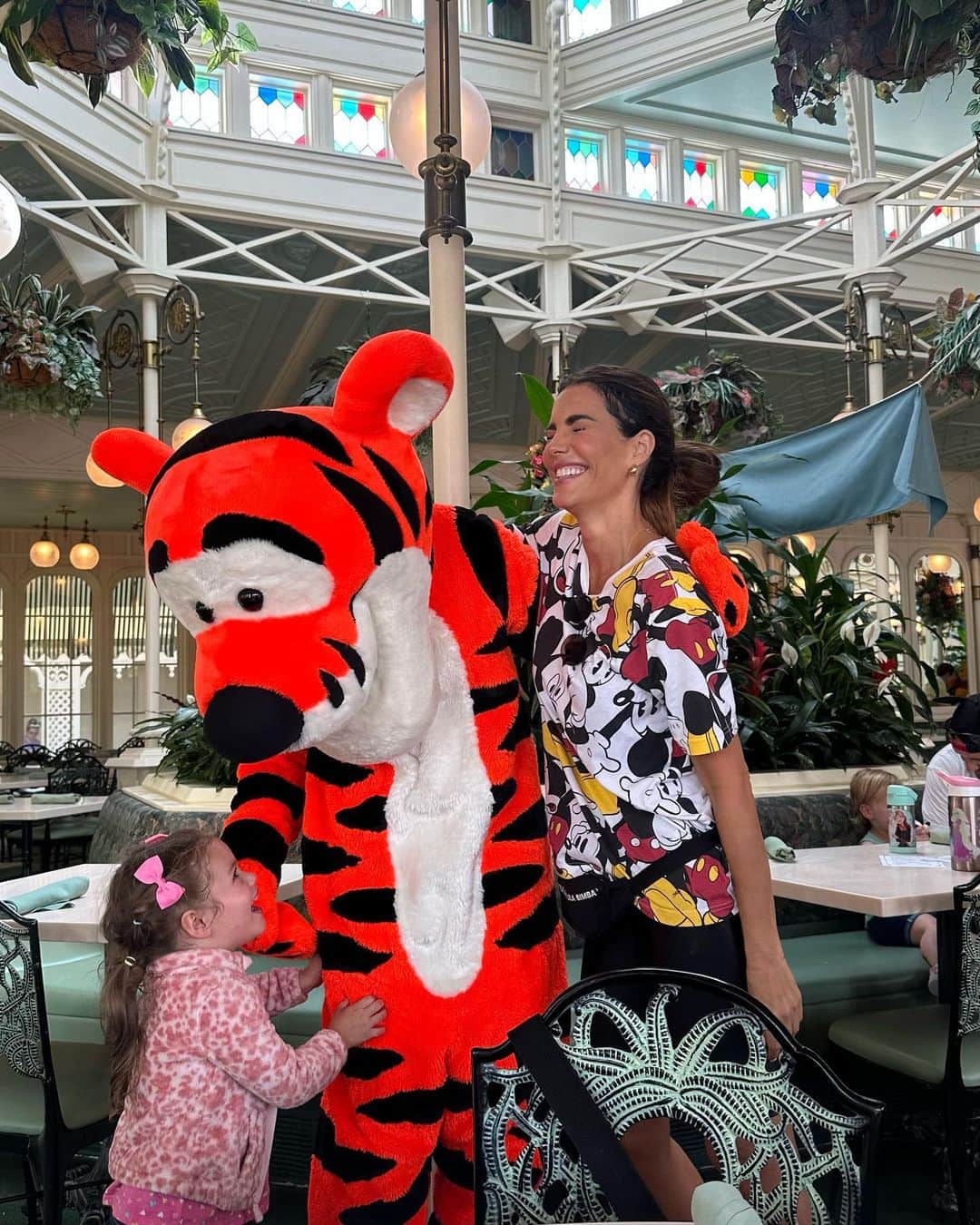 のインスタグラム：「La verdadera felicidad solo se siente… no te la pierdas; no la dejes pasar. ❤️ Por aquí ando… viviendo…!  Realmente feliz 🥹 @disneyworld.latino #allthedisneythrills」