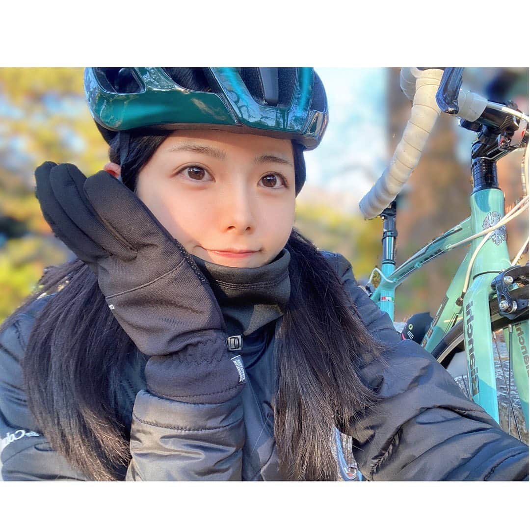 荒野姫楓さんのインスタグラム写真 - (荒野姫楓Instagram)「本日で納車から一年が経ちました🚲㊗️🎉  いつも投稿を見てくださり 本当にありがとうございます！  まさか自分がロードバイクにハマり、 今家にロードバイクがある事にもびっくりします（笑）  1年前の私、ありがとう！  そして私の影響で自転車を新しく始めた方が 沢山いらっしゃる事もとても光栄です！  輪が広がってきています、嬉しいな🫶  興味が尽きない、好奇心旺盛だからこそ 色んな方と趣味が合って話が盛り上がったりして きっかけが多いアイドルだと自信を持って言えます✌️  そうして、ロードバイク乗りの方が 握手会やトーク会に来てくださることも すごーーく増えました！！ありがとうございます…！！  そしてロードバイク始めてからスタミナがついて パフォーマンスにも良い影響になってると思います。  SKE48の劇場公演、コンサートは トレーニングみたいに激しいので！  良かったらまだSKE48の現場に行ったことのない方に 来ていただきたいです！すごく元気が出ると思います！！  私は、8/6 仙台、8/27 東京　に行われる夏のツアーに出演しますので またお知らせします！気になったら是非！！💙 SKE48もいいぞー！  .  これからもどんどんロードバイクの輪から SKE48の輪を広げられるように、  グループを盛り上げられる存在に なれるよう頑張り続けます！！  これからも自分なりに発信していきますので どうぞよろしくお願いします！🚴‍♂️💨  . #納車#1周年#思い出#名古屋#名古屋アイドル #aichi #nagoya #ロードバイク #ロードバイク女子 #ロードバイク初心者 #ロードバイクのある風景 #ゆるポタ #ポタリング #cycling #bianchi #ビアンキ #ビアンキ女子 #roadbike #roadbikegirl #cyclingstyle #cyclingwoman #asiangirlcyclists #asiangirls#firstanniversary#anniversary#Japan #公路車 #자전거 #로드자전거」6月16日 22時46分 - _arnhmk_