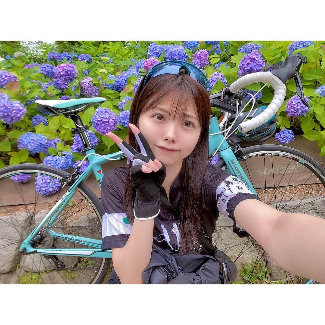 荒野姫楓さんのインスタグラム写真 - (荒野姫楓Instagram)「本日で納車から一年が経ちました🚲㊗️🎉  いつも投稿を見てくださり 本当にありがとうございます！  まさか自分がロードバイクにハマり、 今家にロードバイクがある事にもびっくりします（笑）  1年前の私、ありがとう！  そして私の影響で自転車を新しく始めた方が 沢山いらっしゃる事もとても光栄です！  輪が広がってきています、嬉しいな🫶  興味が尽きない、好奇心旺盛だからこそ 色んな方と趣味が合って話が盛り上がったりして きっかけが多いアイドルだと自信を持って言えます✌️  そうして、ロードバイク乗りの方が 握手会やトーク会に来てくださることも すごーーく増えました！！ありがとうございます…！！  そしてロードバイク始めてからスタミナがついて パフォーマンスにも良い影響になってると思います。  SKE48の劇場公演、コンサートは トレーニングみたいに激しいので！  良かったらまだSKE48の現場に行ったことのない方に 来ていただきたいです！すごく元気が出ると思います！！  私は、8/6 仙台、8/27 東京　に行われる夏のツアーに出演しますので またお知らせします！気になったら是非！！💙 SKE48もいいぞー！  .  これからもどんどんロードバイクの輪から SKE48の輪を広げられるように、  グループを盛り上げられる存在に なれるよう頑張り続けます！！  これからも自分なりに発信していきますので どうぞよろしくお願いします！🚴‍♂️💨  . #納車#1周年#思い出#名古屋#名古屋アイドル #aichi #nagoya #ロードバイク #ロードバイク女子 #ロードバイク初心者 #ロードバイクのある風景 #ゆるポタ #ポタリング #cycling #bianchi #ビアンキ #ビアンキ女子 #roadbike #roadbikegirl #cyclingstyle #cyclingwoman #asiangirlcyclists #asiangirls#firstanniversary#anniversary#Japan #公路車 #자전거 #로드자전거」6月16日 22時46分 - _arnhmk_