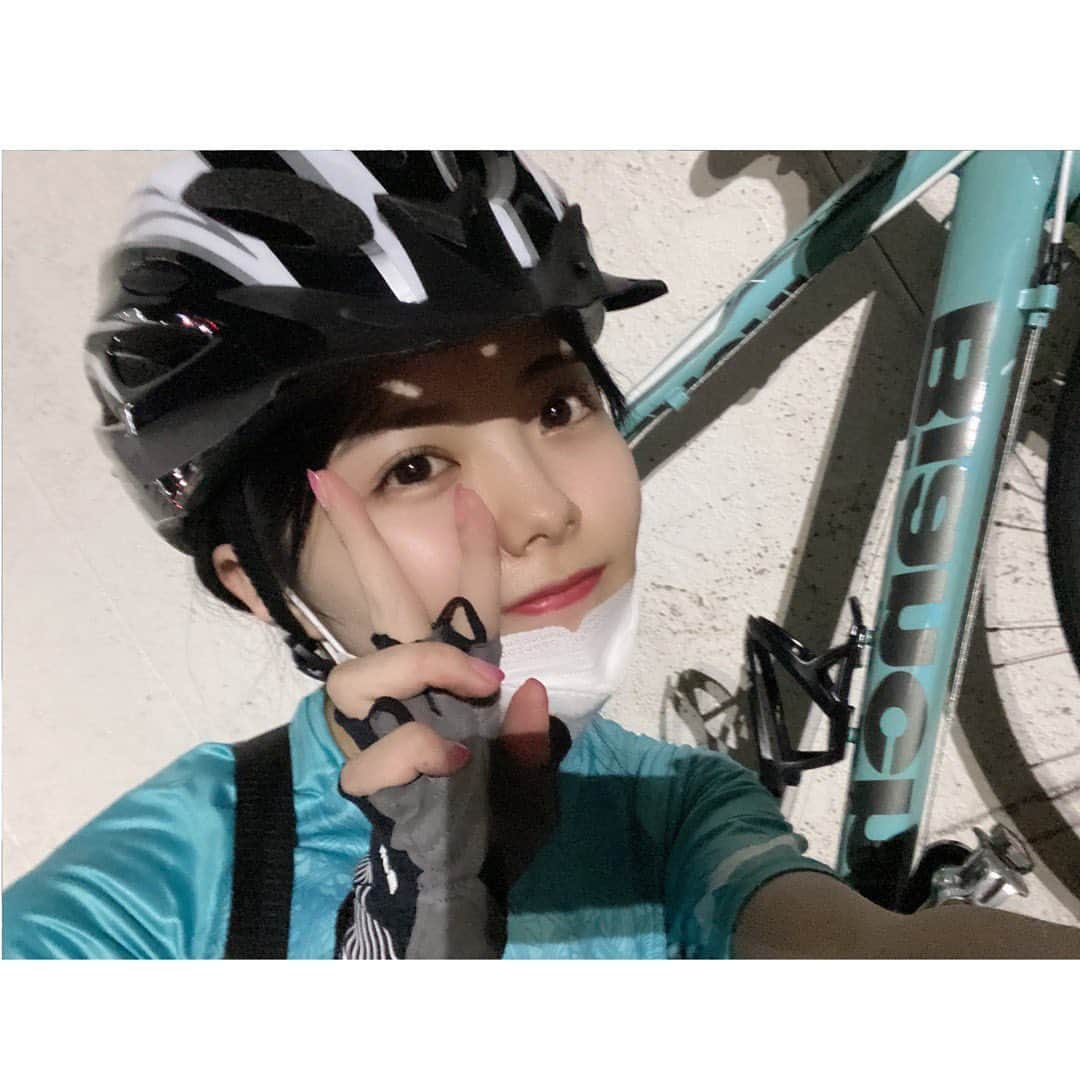 荒野姫楓さんのインスタグラム写真 - (荒野姫楓Instagram)「本日で納車から一年が経ちました🚲㊗️🎉  いつも投稿を見てくださり 本当にありがとうございます！  まさか自分がロードバイクにハマり、 今家にロードバイクがある事にもびっくりします（笑）  1年前の私、ありがとう！  そして私の影響で自転車を新しく始めた方が 沢山いらっしゃる事もとても光栄です！  輪が広がってきています、嬉しいな🫶  興味が尽きない、好奇心旺盛だからこそ 色んな方と趣味が合って話が盛り上がったりして きっかけが多いアイドルだと自信を持って言えます✌️  そうして、ロードバイク乗りの方が 握手会やトーク会に来てくださることも すごーーく増えました！！ありがとうございます…！！  そしてロードバイク始めてからスタミナがついて パフォーマンスにも良い影響になってると思います。  SKE48の劇場公演、コンサートは トレーニングみたいに激しいので！  良かったらまだSKE48の現場に行ったことのない方に 来ていただきたいです！すごく元気が出ると思います！！  私は、8/6 仙台、8/27 東京　に行われる夏のツアーに出演しますので またお知らせします！気になったら是非！！💙 SKE48もいいぞー！  .  これからもどんどんロードバイクの輪から SKE48の輪を広げられるように、  グループを盛り上げられる存在に なれるよう頑張り続けます！！  これからも自分なりに発信していきますので どうぞよろしくお願いします！🚴‍♂️💨  . #納車#1周年#思い出#名古屋#名古屋アイドル #aichi #nagoya #ロードバイク #ロードバイク女子 #ロードバイク初心者 #ロードバイクのある風景 #ゆるポタ #ポタリング #cycling #bianchi #ビアンキ #ビアンキ女子 #roadbike #roadbikegirl #cyclingstyle #cyclingwoman #asiangirlcyclists #asiangirls#firstanniversary#anniversary#Japan #公路車 #자전거 #로드자전거」6月16日 22時46分 - _arnhmk_