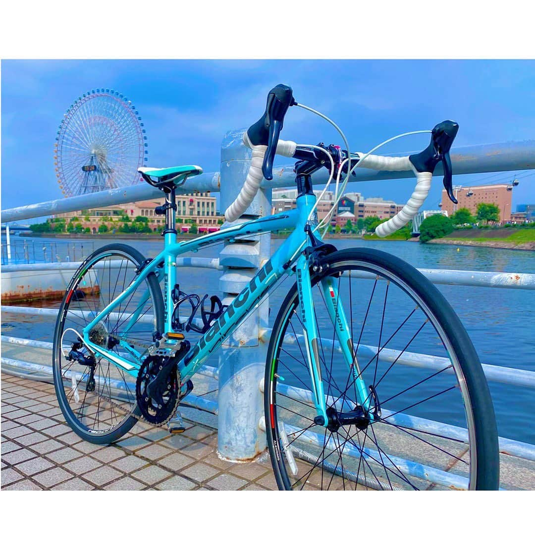 荒野姫楓さんのインスタグラム写真 - (荒野姫楓Instagram)「本日で納車から一年が経ちました🚲㊗️🎉  いつも投稿を見てくださり 本当にありがとうございます！  まさか自分がロードバイクにハマり、 今家にロードバイクがある事にもびっくりします（笑）  1年前の私、ありがとう！  そして私の影響で自転車を新しく始めた方が 沢山いらっしゃる事もとても光栄です！  輪が広がってきています、嬉しいな🫶  興味が尽きない、好奇心旺盛だからこそ 色んな方と趣味が合って話が盛り上がったりして きっかけが多いアイドルだと自信を持って言えます✌️  そうして、ロードバイク乗りの方が 握手会やトーク会に来てくださることも すごーーく増えました！！ありがとうございます…！！  そしてロードバイク始めてからスタミナがついて パフォーマンスにも良い影響になってると思います。  SKE48の劇場公演、コンサートは トレーニングみたいに激しいので！  良かったらまだSKE48の現場に行ったことのない方に 来ていただきたいです！すごく元気が出ると思います！！  私は、8/6 仙台、8/27 東京　に行われる夏のツアーに出演しますので またお知らせします！気になったら是非！！💙 SKE48もいいぞー！  .  これからもどんどんロードバイクの輪から SKE48の輪を広げられるように、  グループを盛り上げられる存在に なれるよう頑張り続けます！！  これからも自分なりに発信していきますので どうぞよろしくお願いします！🚴‍♂️💨  . #納車#1周年#思い出#名古屋#名古屋アイドル #aichi #nagoya #ロードバイク #ロードバイク女子 #ロードバイク初心者 #ロードバイクのある風景 #ゆるポタ #ポタリング #cycling #bianchi #ビアンキ #ビアンキ女子 #roadbike #roadbikegirl #cyclingstyle #cyclingwoman #asiangirlcyclists #asiangirls#firstanniversary#anniversary#Japan #公路車 #자전거 #로드자전거」6月16日 22時46分 - _arnhmk_