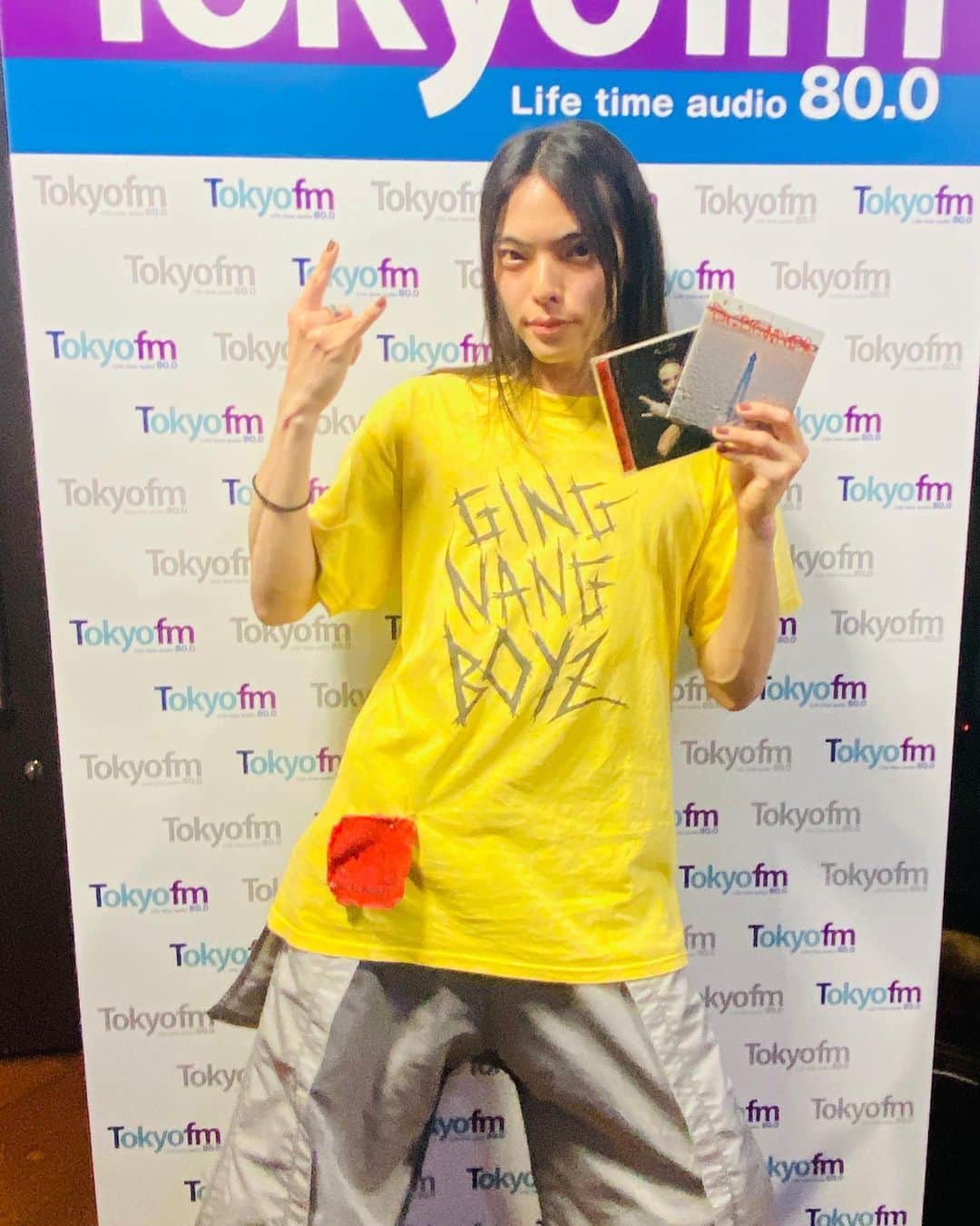 タカハシシンノスケのインスタグラム：「別府くんがパーソナリティを務める Tokyo fm FESTIVAL OUTに お邪魔してきました！ 紹介したいアルバム100枚くらいあって 時間足りなかった…！ もっと音楽の話させてくれー！ また呼んでください！  #タカハシシンノスケはラジオがやりたい #FESTIVALOUT」
