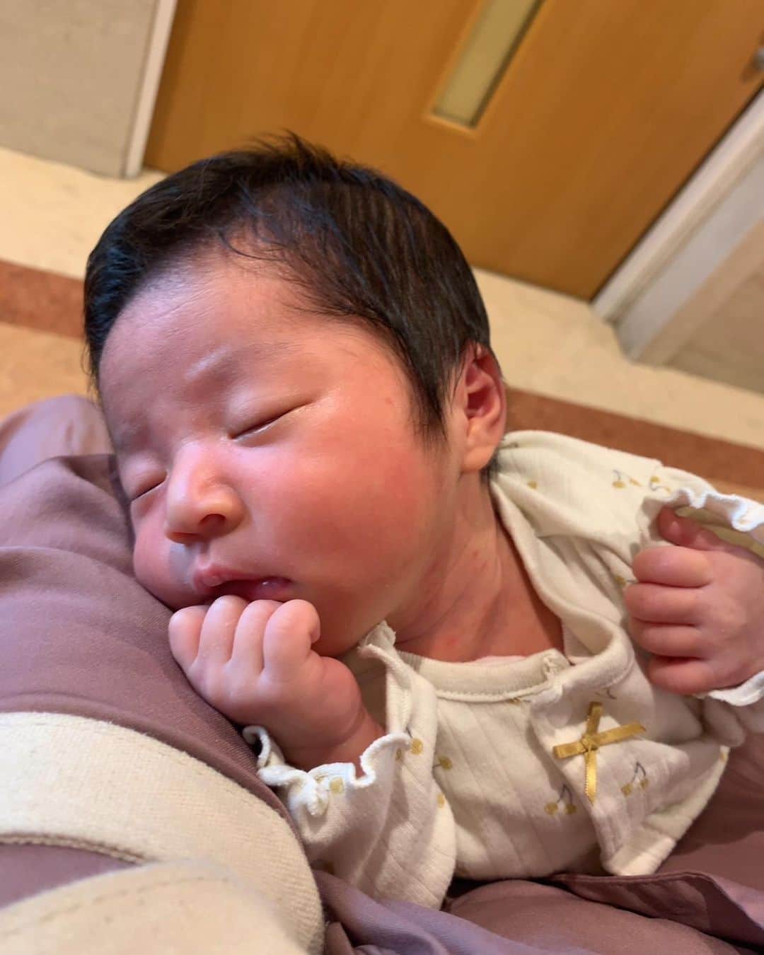 小泉留菜のインスタグラム：「👶🏻💓 . . 1週間健診〜✨ 何も問題なくクリアできてよかった♬ 先生がうーちゃんの手びよーんと足ぐにゃーんてやるのを 遥大の時もそうだけど先生に遊ばれてるんかなって 思うくらいめちゃくちゃにやられてた。笑 健診だから仕方ないけど🥹笑 . . 待ってる時の顔よ😃😘笑 #1週間健診 #健診  #出産 #出産報告 #ご報告 #第二子 #第二子出産 #赤ちゃん #ベビー #baby #女の子ママ #2児ママ #0歳 #0歳児 #0歳児ママ #兄妹  #3歳 #3歳男の子 #3歳児 #ママ #男の子ママ #ママスタグラム #25歳ママ #口唇口蓋裂 #関東ママ #埼玉ママ」
