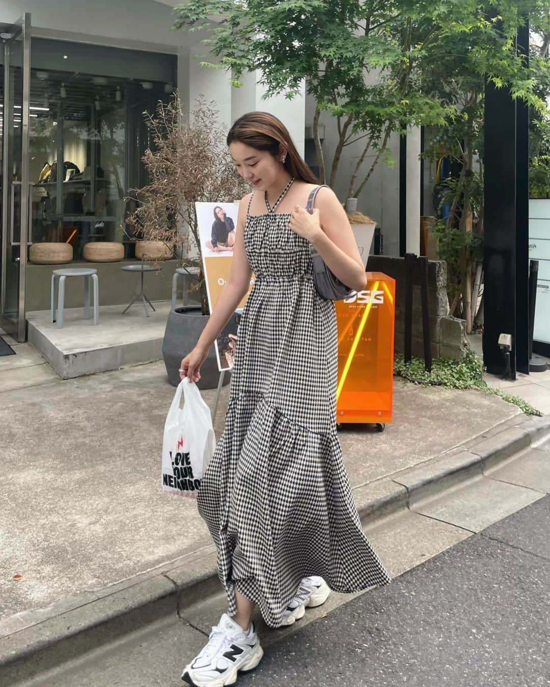 mina hinokuchiのインスタグラム：「. 楽しみなキャミワンピを着て 会社の近くにあるパン屋さんへ🥐  無地が多かったから 久々に柄物新鮮で気分〜♪ こういう幾何学みたいなチェックだと カジュアルにも着やすくていい感じ◎  前から見ても後ろから見てもデザインあるのもポイント♡  . #Chico #チコ #salonbyChico #ロングワンピース #ワンピースコーデ #thelittlebakerytokyo」