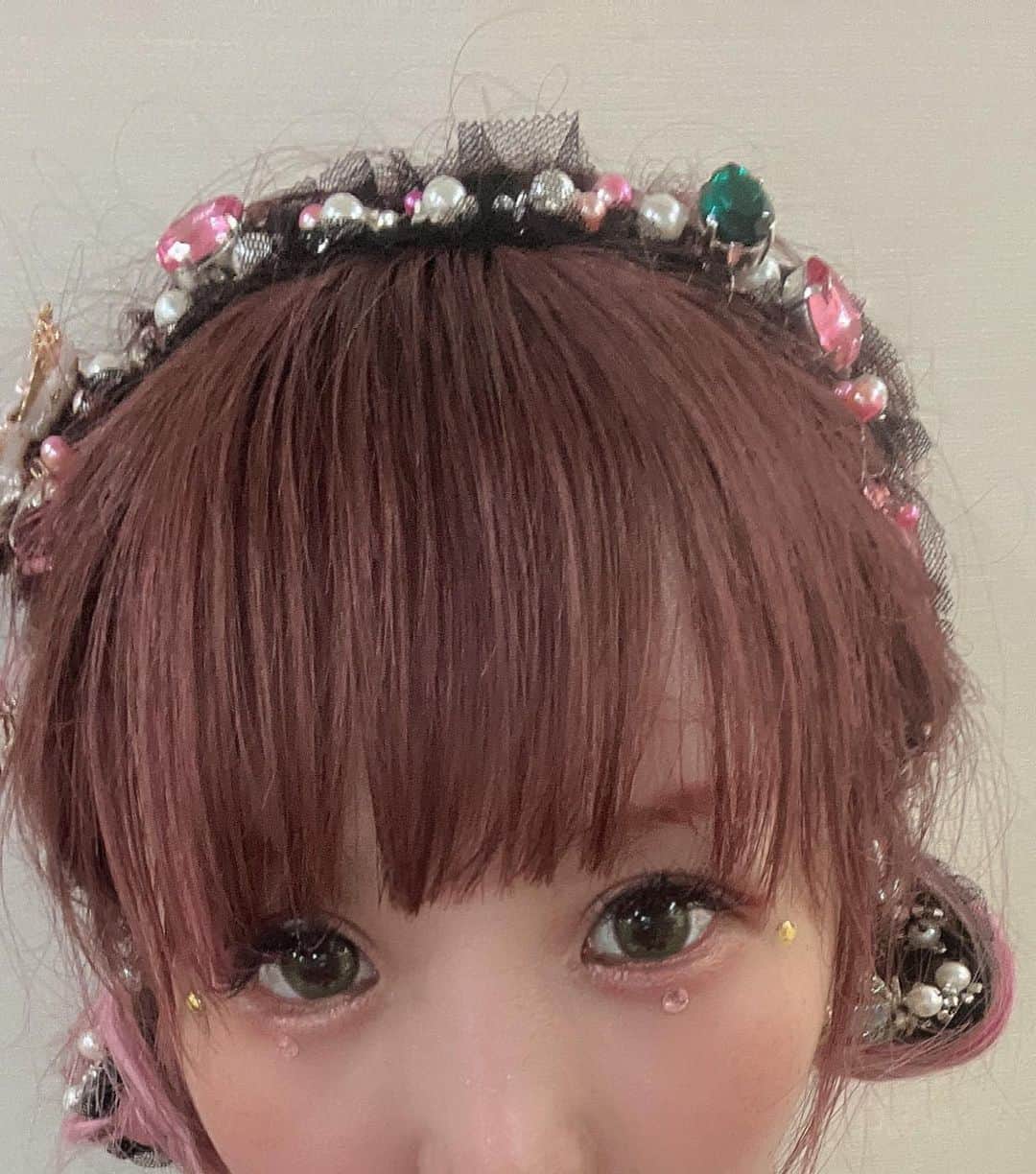 大森靖子さんのインスタグラム写真 - (大森靖子Instagram)「ライブでとれるの怖くて頭にビジュー縫いつけてた日」6月16日 22時50分 - omorimori