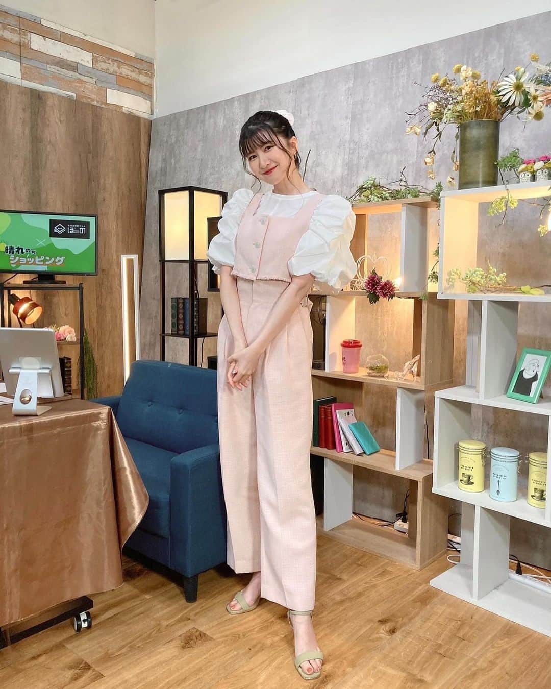 のインスタグラム：「今日は、実はパンツスタイルだったのです🦩  ビスチェのセットアップに、 足元はグリーンで爽やかでした🍐  ✴︎ shose : @randa_pic  ✴︎ accessories : @phoebe_official   stylist : @_marino_t さん hair&make : @groove_nanae さん ヘアは、ふわっとしたシュシュに編み編みポニーテール☁️  番組では、なんとバースデーケーキのサプライズも…！ なんでだろう😵‍💫ろうそくが1本多かったなぁ(笑)  今日も皆さん優しくて、楽しい現場でした🫶 @live_tv_aupaymarket  ご覧いただきありがとうございました！ アーカイブもぜひ♡  #aupayマーケット #晴れのちショッピング」
