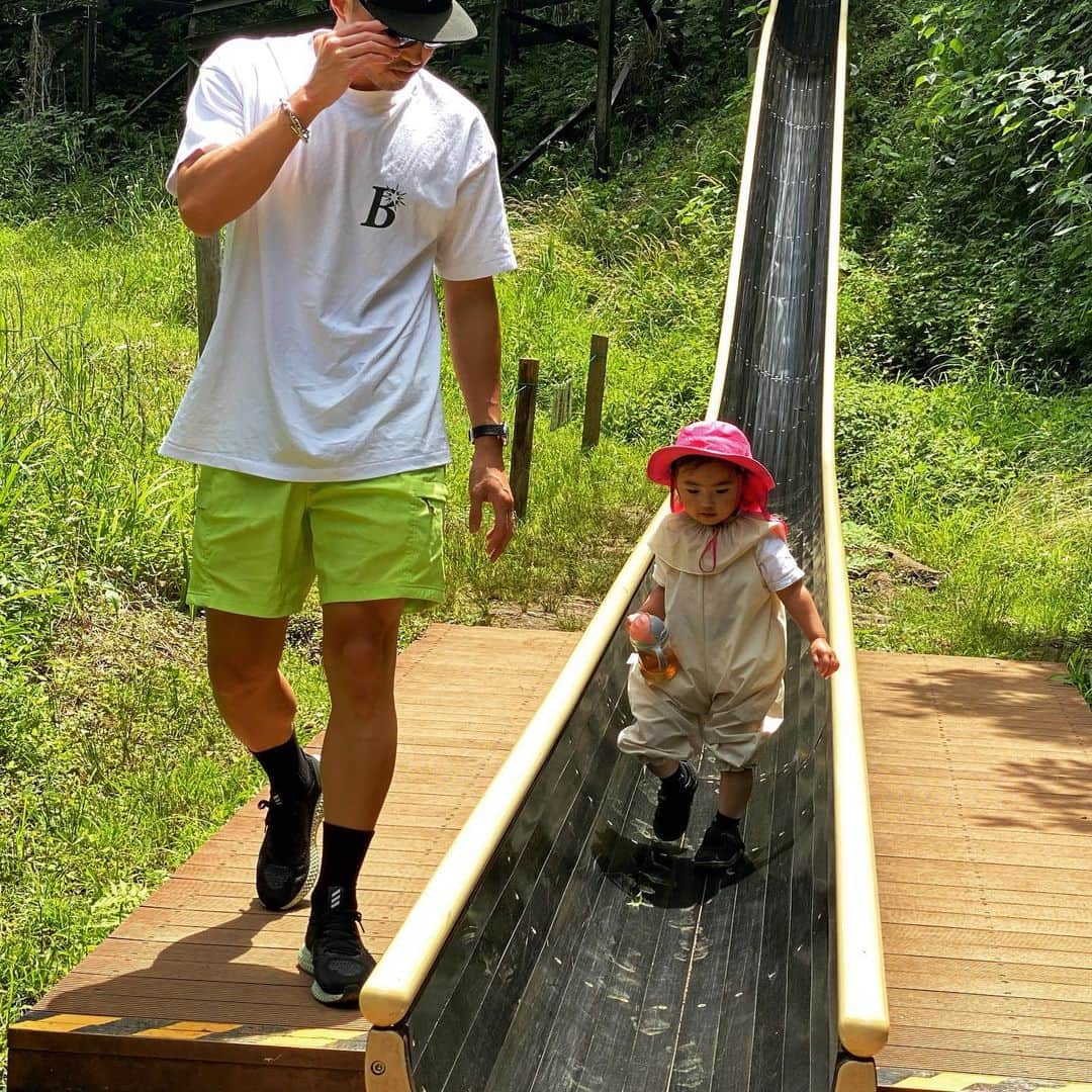 塩浦慎理のインスタグラム：「大きい滑り台は、その分たくさん登らないといけないと学んだ日😇」