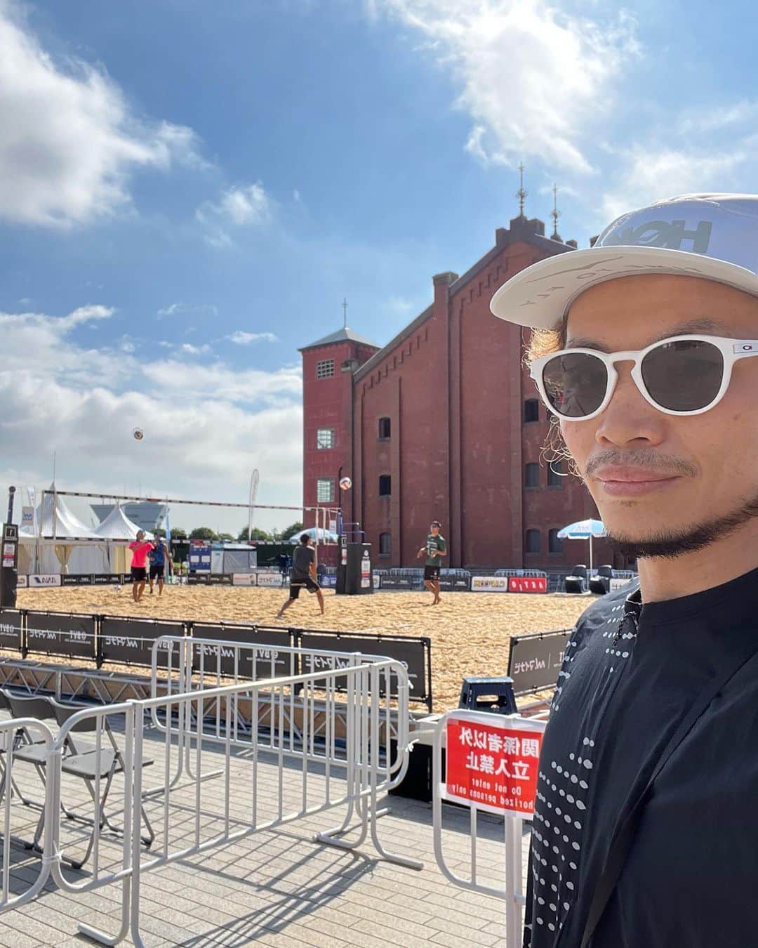 宇野薫のインスタグラム：「赤レンガ倉庫でビーチバレー🏐  #unorun #unokicks #ビーチバレー #赤レンガ倉庫」