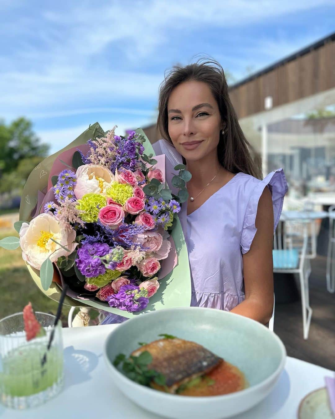 エレーナ・グレボワのインスタグラム：「Happy Birthday to me💜💐」