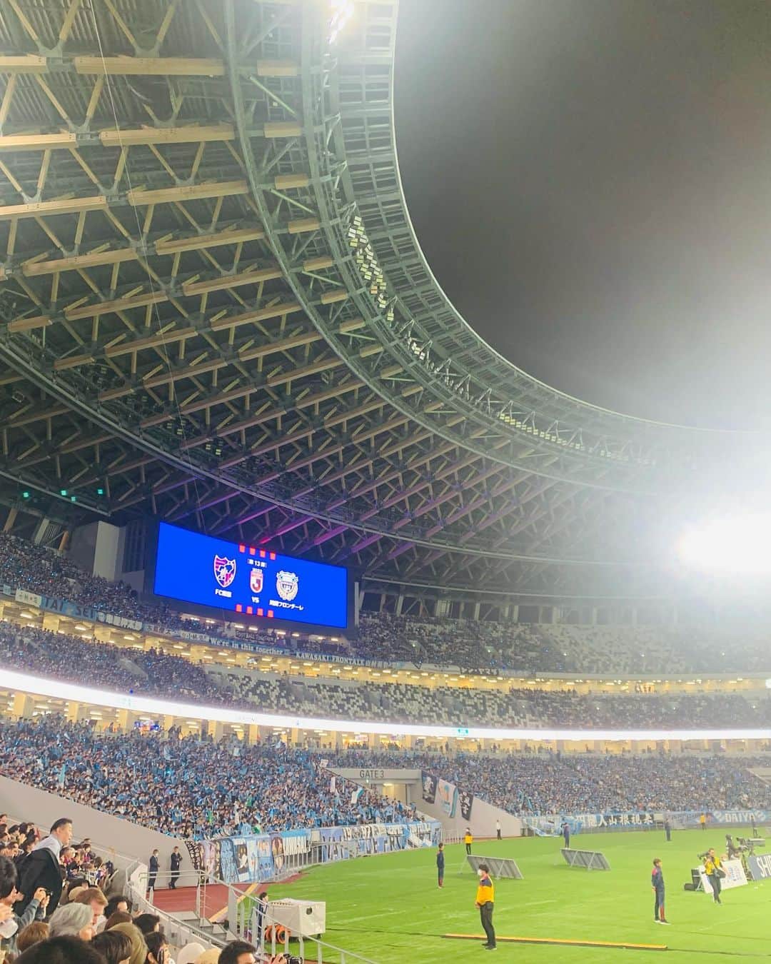 山根愛のインスタグラム：「⚽️  先月、初のサッカー観戦しました！！！ 昨年のW杯でハマってしまい、 そこから生で観戦したくて、 ついにFC東京と川崎フロンターレ戦を観戦してきました😭！  毎日のように、国立競技場の近くにいた時期もあるのに、入ったのは何気にはじめてでした。  選手たちがかっこよすぎて、 生だからの臨場感は最高でした… 詳しい方々、是非ご教示ください🙇‍♂️  #FC東京 #川崎フロンターレ #国立競技場 #サッカー観戦」