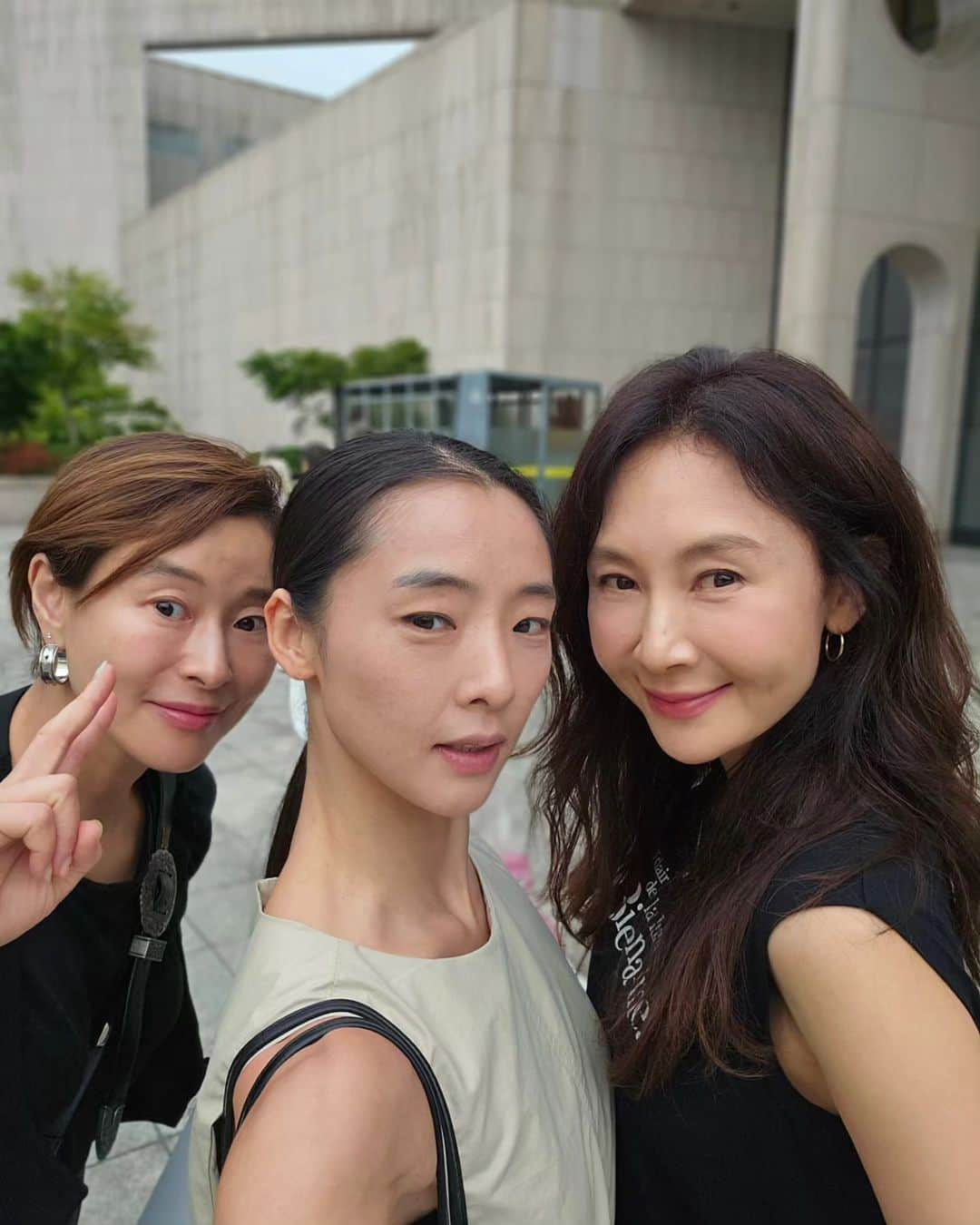 チェ・シラさんのインスタグラム写真 - (チェ・シラInstagram)「이윤희 현대무용가의 클라라 슈만 공연후 깜찍한 표정과 포즈의 후배 예지원과의 깜짝 관람도  이게 몇 년만의 재회들인지 급 저녁약속에 와인데이트까지🍷 즐거웠던 세여자들의 수다👄 수다는 힐링😃」6月16日 22時58分 - chaesira0625