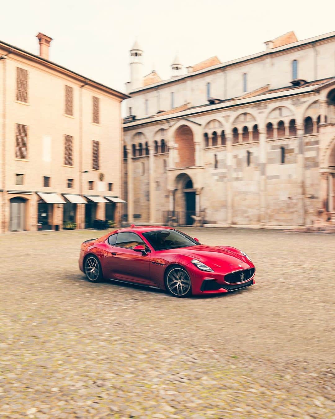 マセラティさんのインスタグラム写真 - (マセラティInstagram)「With all the Maserati power you’d expect, and then some. GranTurismo. The Others Just Travel. #MaseratiGranTurismo #Maserati」6月19日 22時20分 - maserati