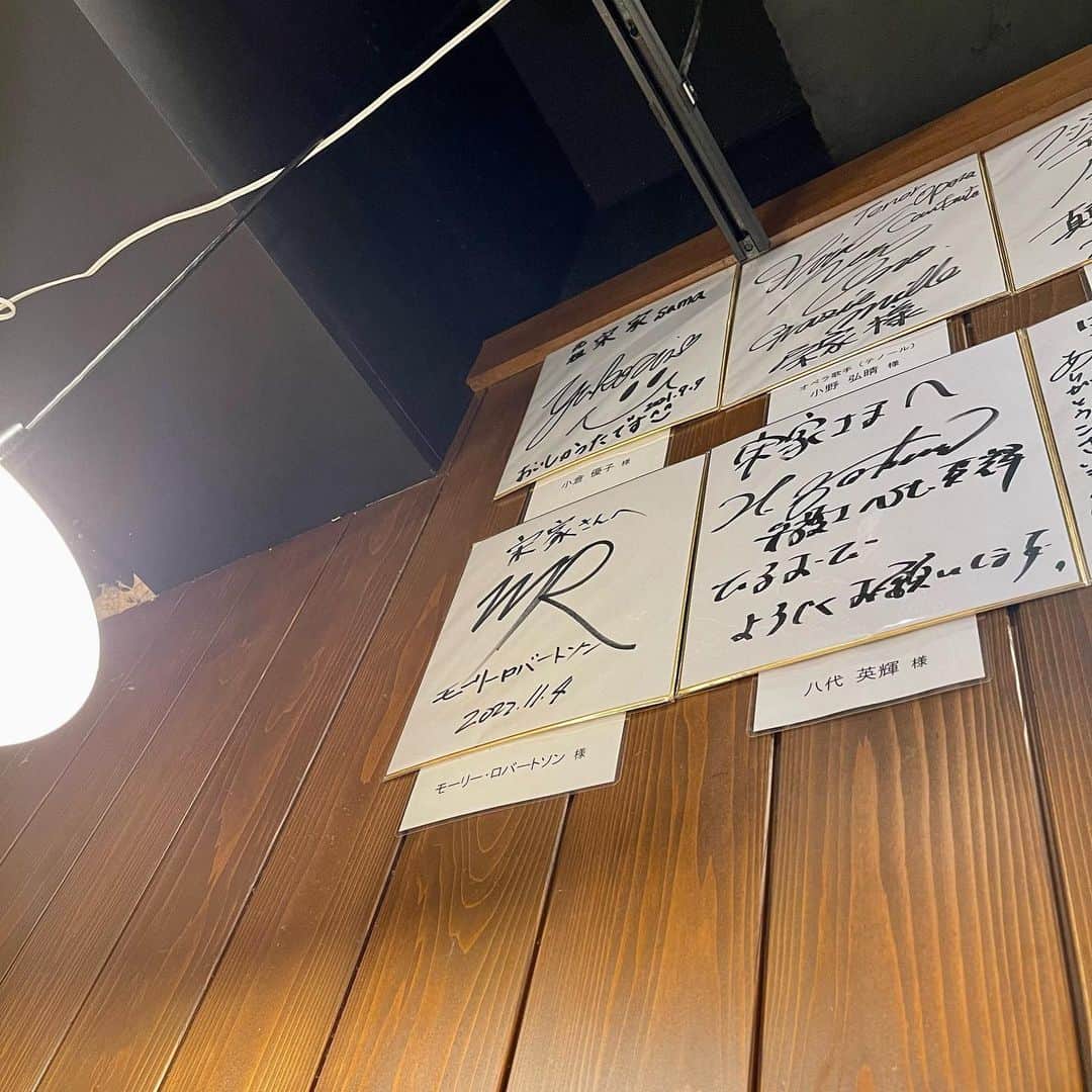 池田有希子のインスタグラム：「ふっと見上げて「あっ！」ってなりました。本店に行った時に書かせていただいたものが支店にあったので一瞬戸惑ったんでした。美味しいカムジャタン屋さんです。」