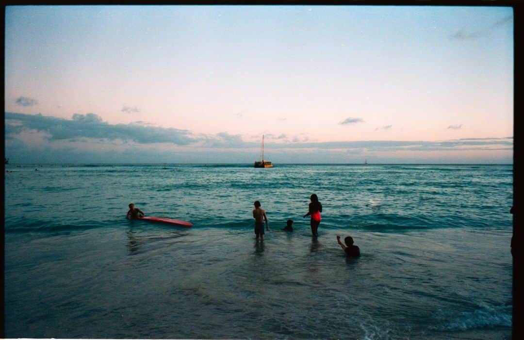 ライカさんのインスタグラム写真 - (ライカInstagram)「Aloha to aesthetic beach vibes, Mahalo for sharing on #LeicaFilmFriday  Hawaii on film by  Jake Chamseddine (@jakechams). Save as inspo to try out film photography this summer...  #LeicaFilmFriday #LeicaCamera #Leica #🔴📷」6月16日 23時00分 - leica_camera