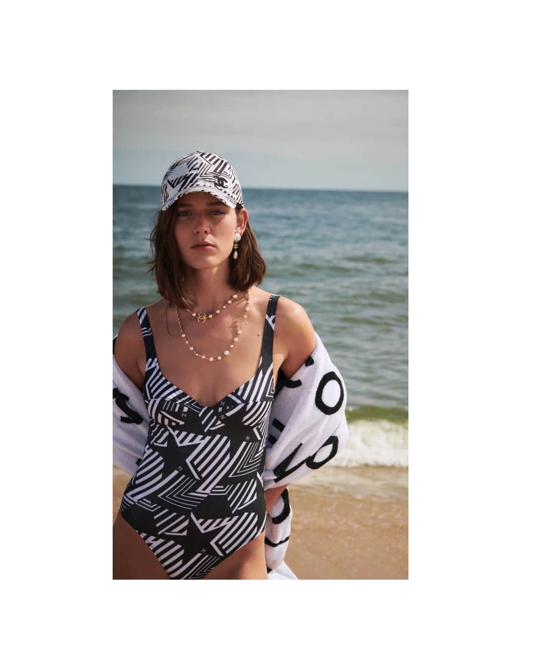 シャネルさんのインスタグラム写真 - (シャネルInstagram)「Cut out stars — the CHANEL COCO BEACH 2023 collection marries the codes of American sportswear with elegant cuts and daring prints that model Vivienne Rohner effortlessly wears on the beach.   Photographed by Theo Wenner.  The collection is now available in boutiques.  See more at chanel.com  #CHANELCOCOBeach @VivienneRohner @Theo123456」6月16日 23時00分 - chanelofficial