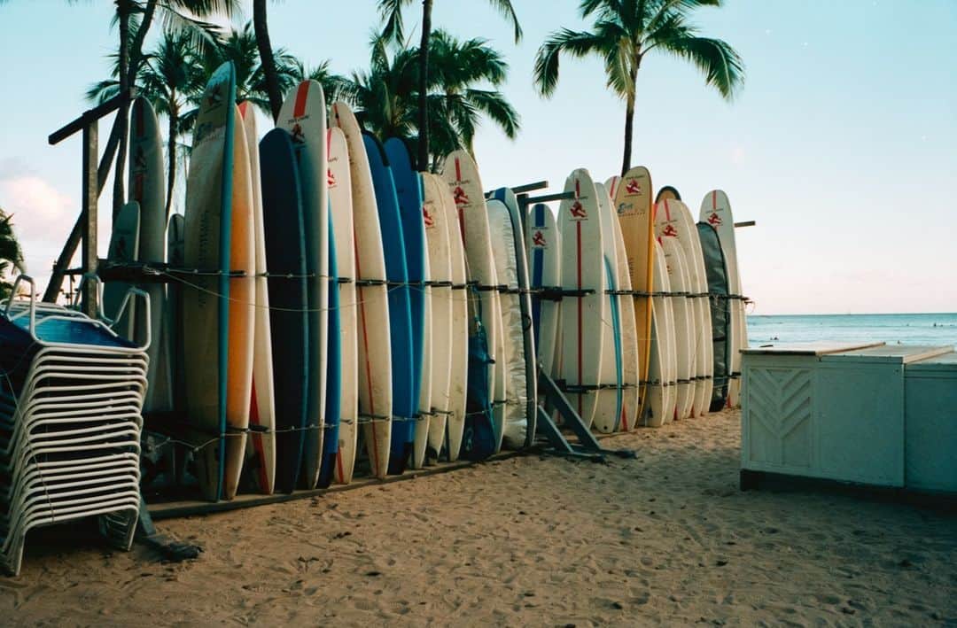 ライカさんのインスタグラム写真 - (ライカInstagram)「Aloha to aesthetic beach vibes, Mahalo for sharing on #LeicaFilmFriday  Hawaii on film by  Jake Chamseddine (@jakechams). Save as inspo to try out film photography this summer...  #LeicaFilmFriday #LeicaCamera #Leica #🔴📷」6月16日 23時00分 - leica_camera