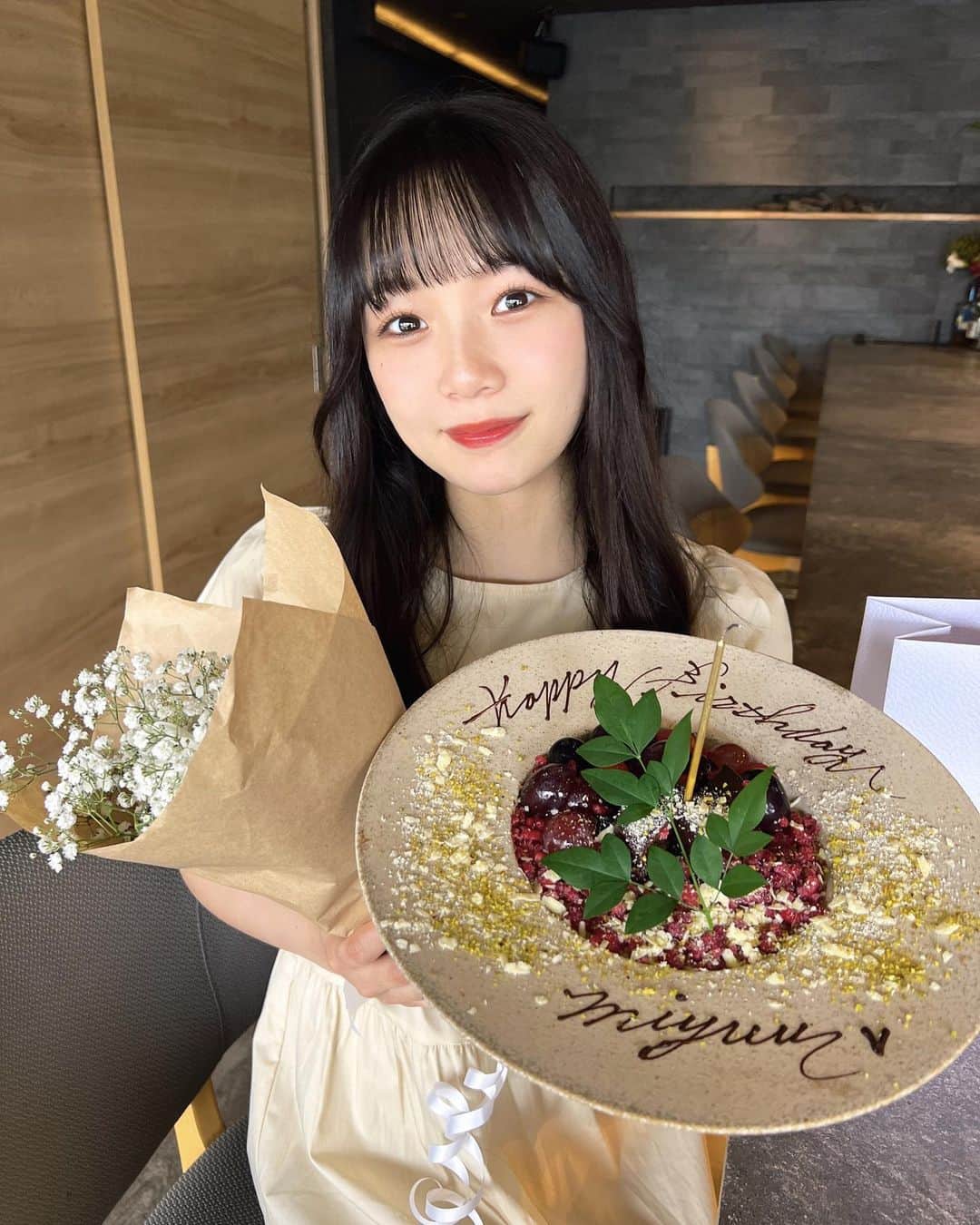 miyuのインスタグラム：「お誕生日はちょっと前ですが、とっても幸せなお祝いをしてもらいました🥂白いガーベラ珍しくて…可愛い🤍花言葉は「希望」」