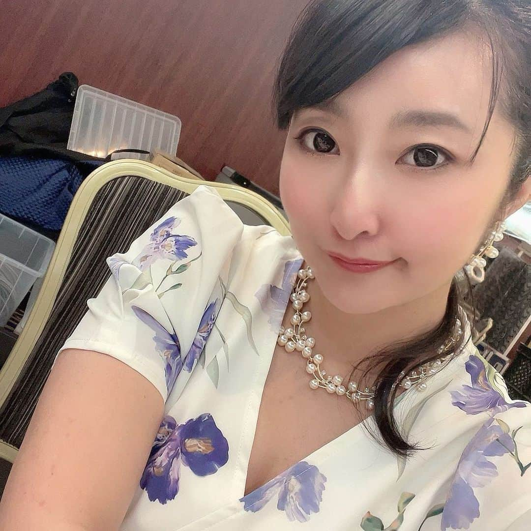 金城真央のインスタグラム：「明日も朝7:00〜サンテレビ プレミアム歌謡ショー ぜひ見て下さいね😍  #金城真央 #女優 #タレント #モデル  #ナレーター #MC #司会 #瀬戸つよし #演歌 #プレミアム歌謡ショー #アラフォー女子 #犬好き #猫好き #ムチムチ #童顔 #被写体 #Japaneseactress #Japanesemodel #pretty #me #followme #followmenow #smile #japanesegirl」