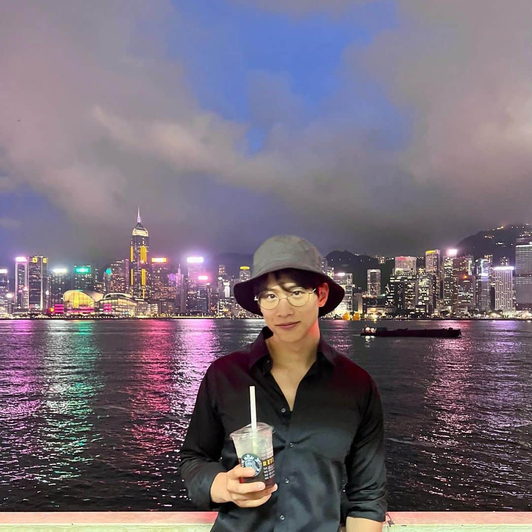 中道理央也のインスタグラム：「Which one do you like?   Hong Kong has a lot of tall buildings and the night view is so beautiful. I want to visit various places.  #hongkong #life #model #lifestyle #fyp #love」