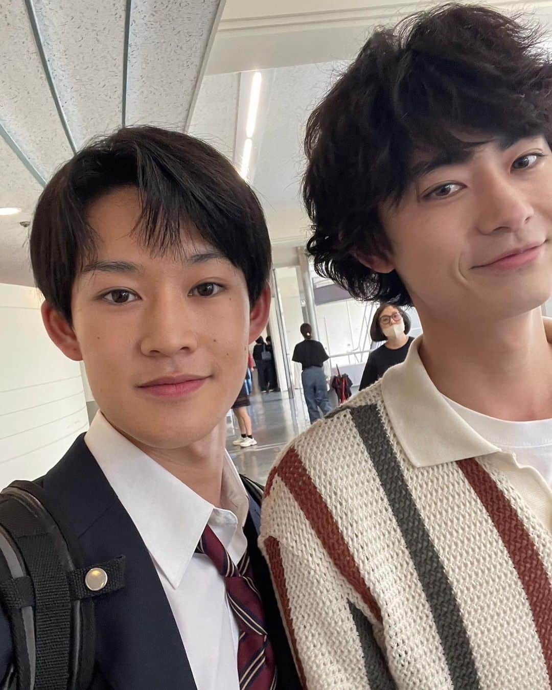 豊田裕大のインスタグラム：「山ちゃん、それパクの隣のスタジオで撮っていたみたいでばったり〜 しゅんやもいた！  あとこの日さんちゃん誕生日だったんです。よおめでとう(^^)」