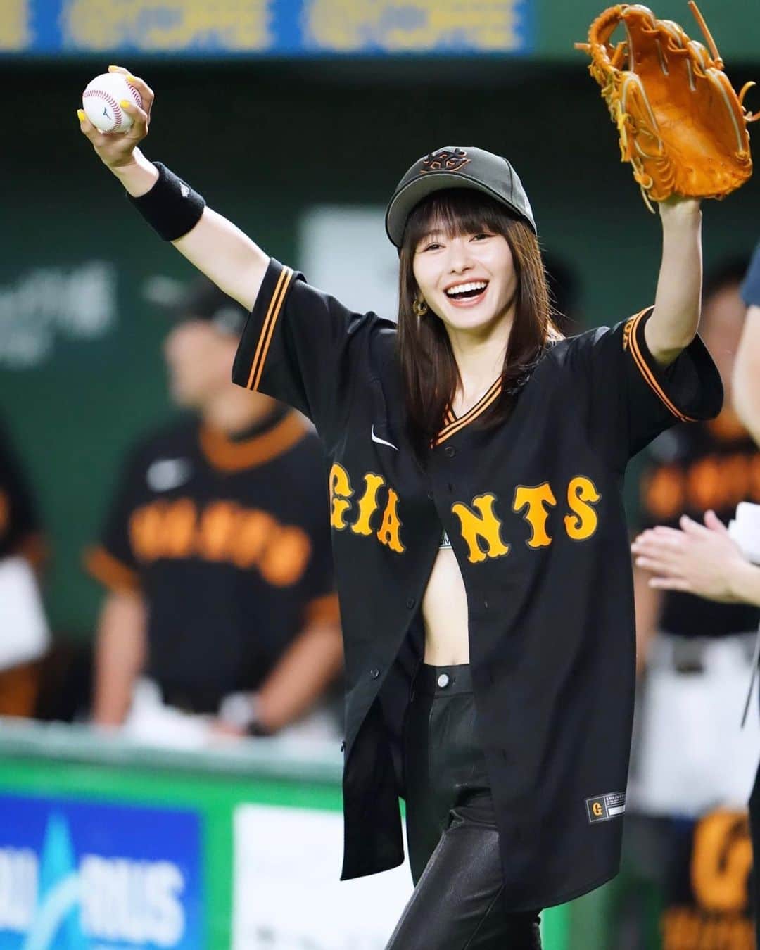 山本舞香のインスタグラム：「始球式ありがとうございました  今まではテレビの前で当たり前のように野球を観てました。 でも、初めて始球式をさせていただいて 一瞬だったけど、 マウンドに立って何万人もの方々に見守られてる中でのあの緊張感。忘れません。 プレッシャー、半端じゃないです。  選手の皆さん本当に尊敬します。  始球式のあと30分くらい足が震えっぱなしでした。 あんなに緊張したのは初めてです。  「頑張れー！」「舞香ー！」の言葉聞こえてました。 緊張していて頭真っ白でした(笑)　 みんなに「ありがとうございます」と手を振ることに必死でした。 暖かく迎え入れてくれてありがとうございました！  始球式の後、試合を最後まで観させていただきましたが 興奮しっぱなしでした。 サヨナラ勝ち、 立ち上がって喜びました 会場の一体感を観て、素敵だなと思いました。  感動をありがとうございました！！  貴重な経験ができたこと心から感謝します。」