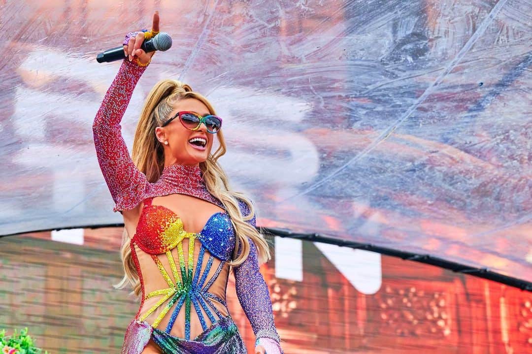 のインスタグラム：「🌈🌟 Embracing Pride with Love and Authenticity! 🌟🌈 I can't wait to celebrate the beautiful, fun, vibrant LGBTQIA+ community and their unwavering spirit at my performance for @dreamlandpride in Central Park headlining with @purple_disco_machine June 25th!! Together, let's spread love, acceptance, and equality every day. 🌈💕 #HappyPrideMonth」