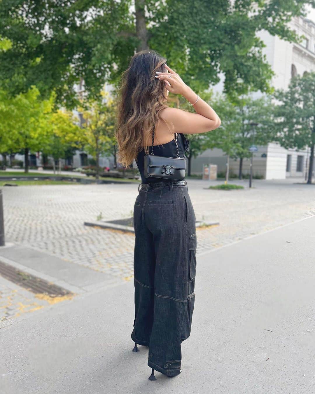 sananasのインスタグラム：「J’adore ce look. Définitivement 🥰Merci pour tous vos adorables commentaires sous mon dernier reel 🥹vous êtes vraiment des amours. D’ailleurs, vous voulez voir quoi comme video en ce moment sur YouTube ? Je vous prépare un tri fringues (vu que vous aimez me voir souffrir 🤣) et la vidéo « mes fav catégories luxe et intermédiaire » (je réfléchis encore pour la toutes catégories confondues🫣).  ps : je suis de nouveau sur Snapchat (Sananas-2106) en souvenir du temps des arlequins dans le Uber ! Qui se souvient ? 😂  ps 2 : bon week end ! 🎉(Je l’attendais trop celui-là)  #allblackoutfit」