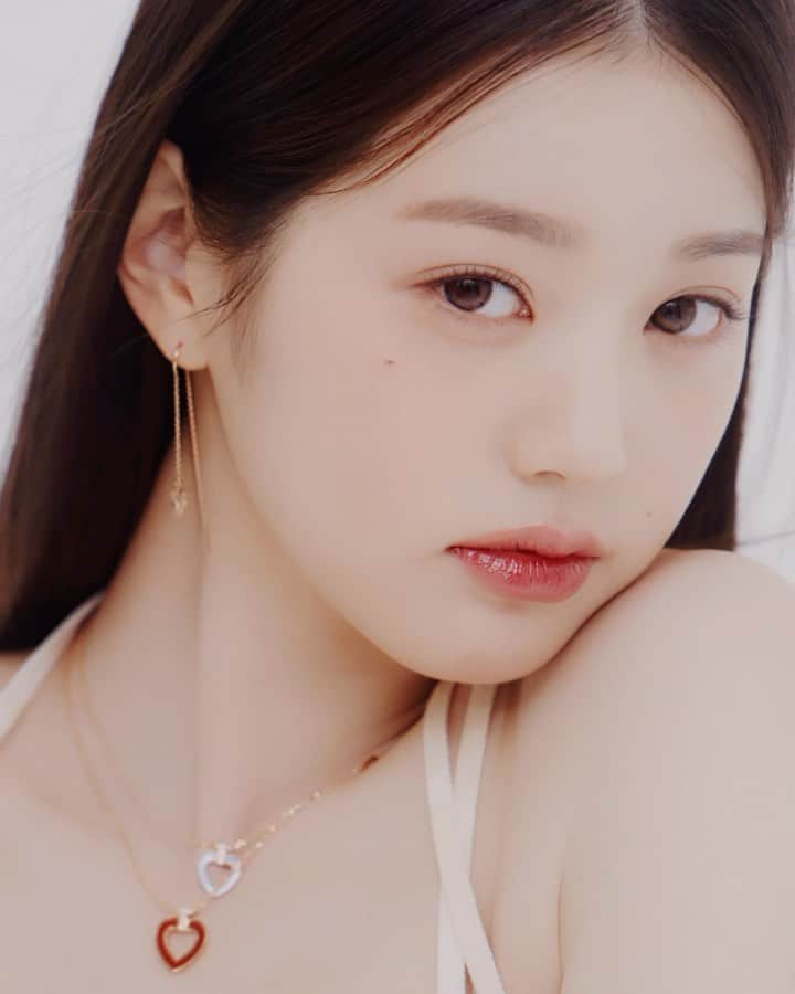 チャン・ウォニョンさんのインスタグラム動画 (チャン・ウォニョンInstagram)「fredjewelry 🩵🩵」6月16日 23時