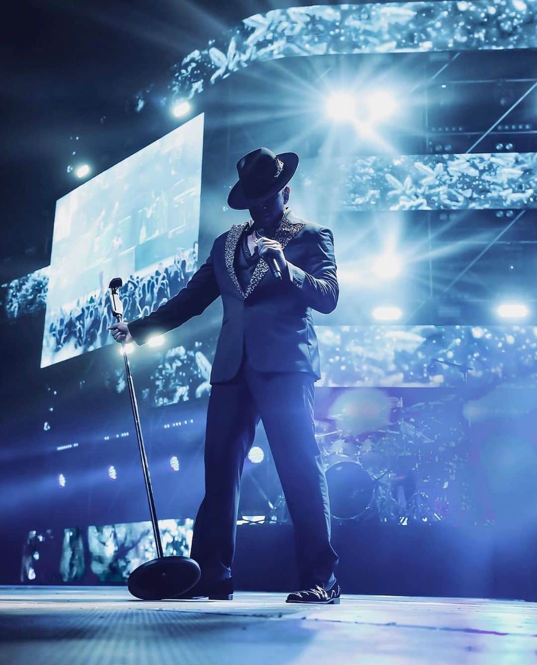 NE-YOのインスタグラム：「Break out the champagne! Tickets to my #ChampagneAndRoses Tour 🥂🌹with @robinthicke & @marioworldwide are available NOW! Hit link in bio to get yours! 📸: @baqenn」